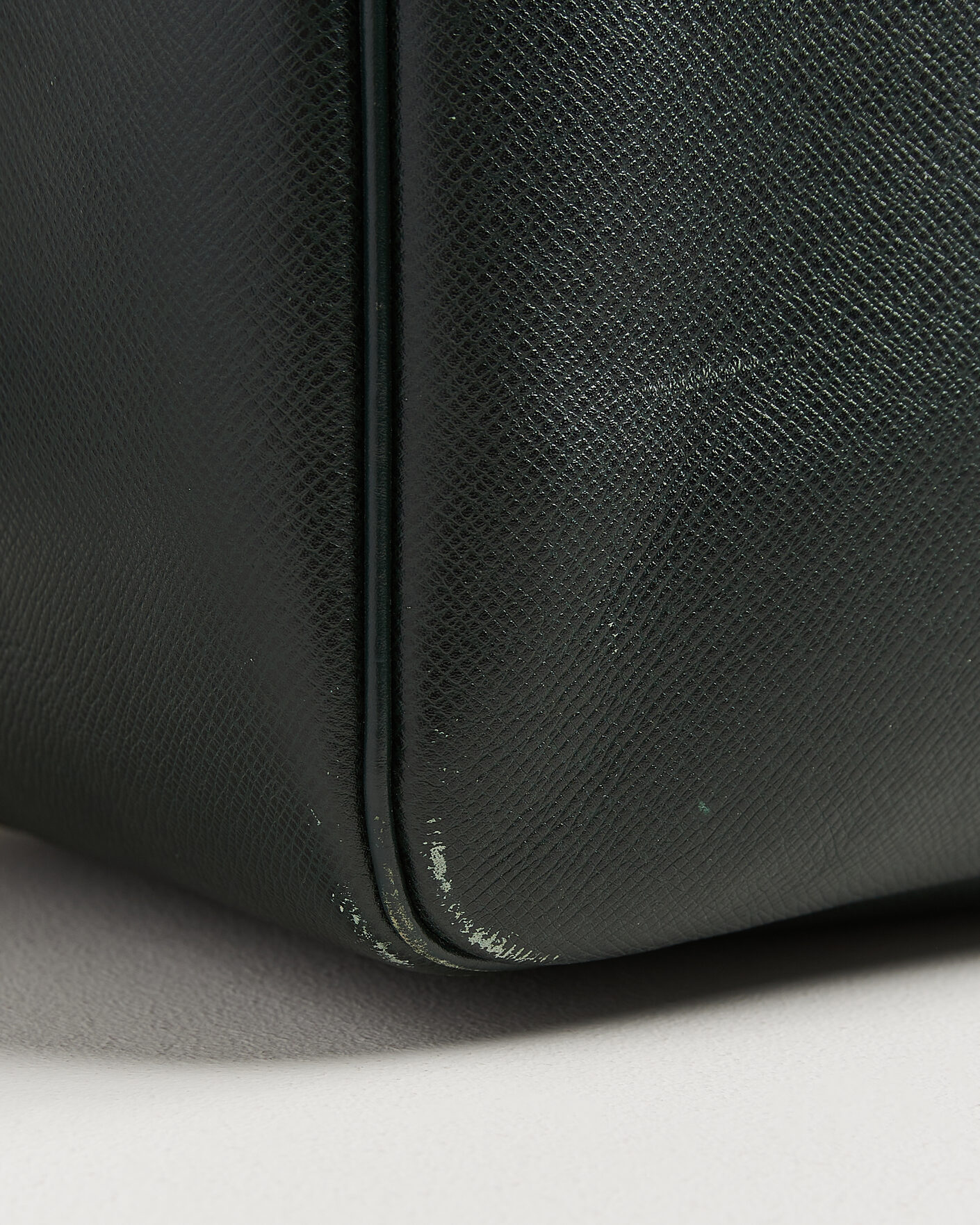 Herr | Pre-Owned & Vintage Bags | Louis Vuitton Pre-Owned | Taiga Kendall GM Bag Green