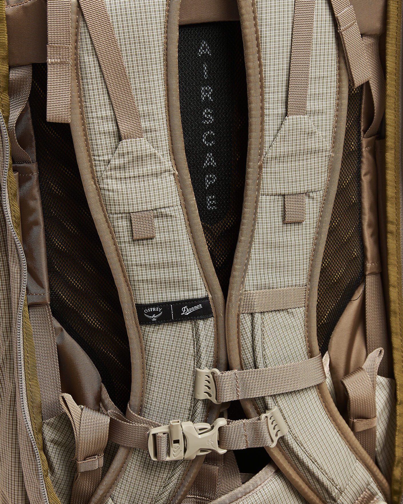 Herr | Väskor | Osprey | X Danner Farpoint 40 Sawdust - Latte Brown