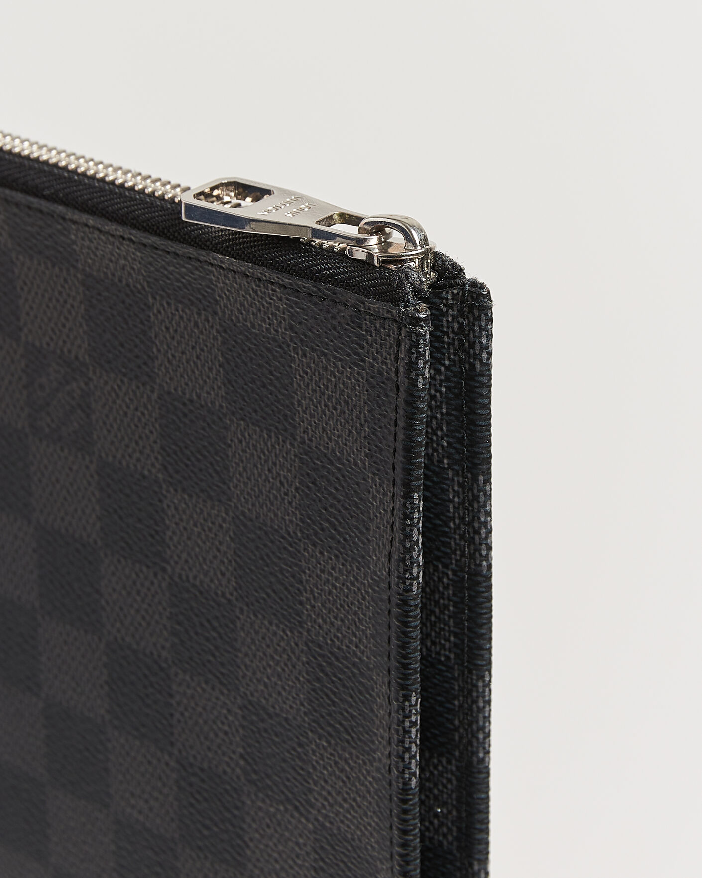 Herr | Pre-Owned & Vintage Bags | Louis Vuitton Pre-Owned | Pochette Jules Damier Graphite