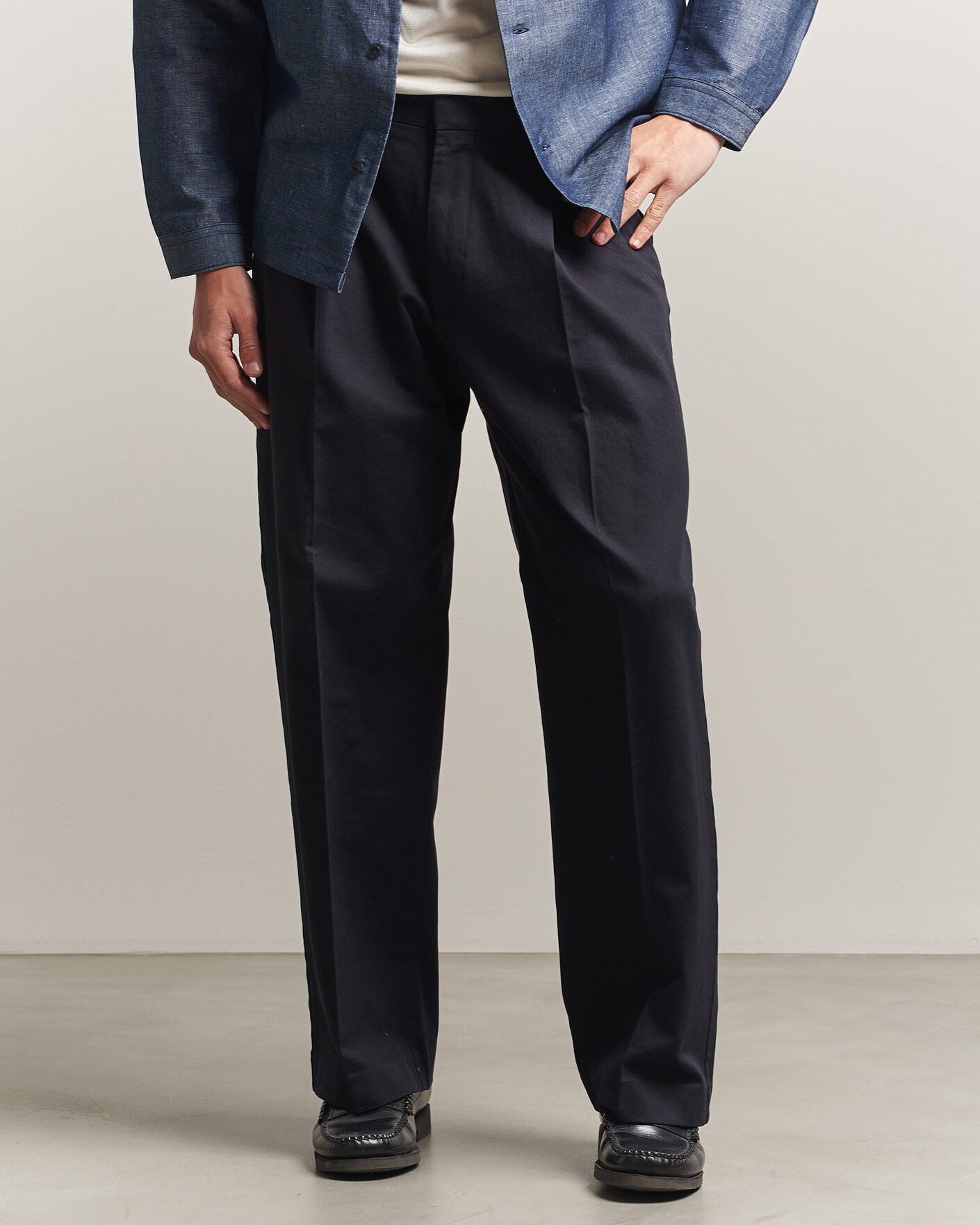 Herr | Byxor | NN07 | Kay Relaxed Fit Pleated Cotton Trousers Navy Blue