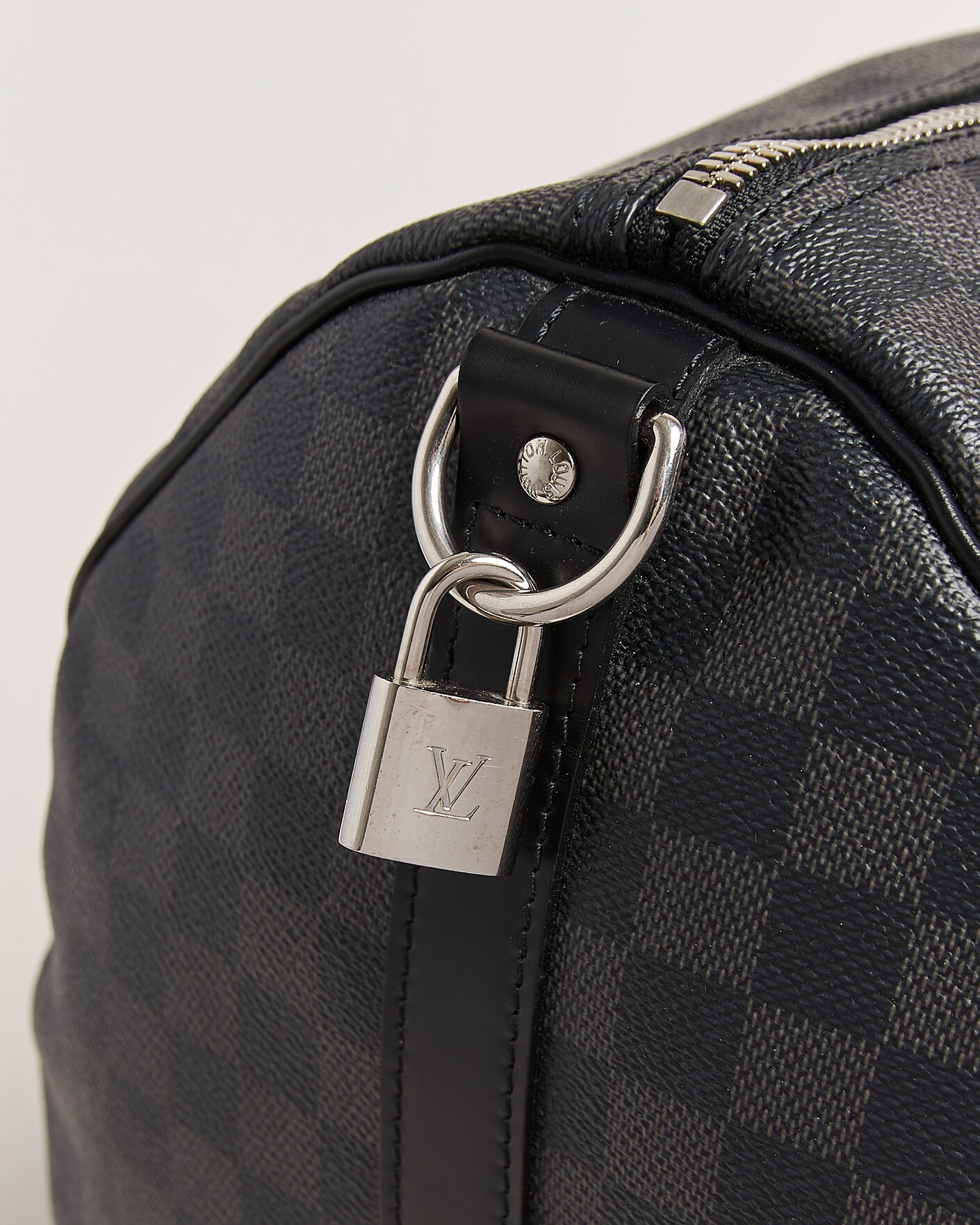 Herr | Pre-Owned & Vintage Bags | Louis Vuitton Pre-Owned | Keepall 55 Bandouliére Damier Graphite