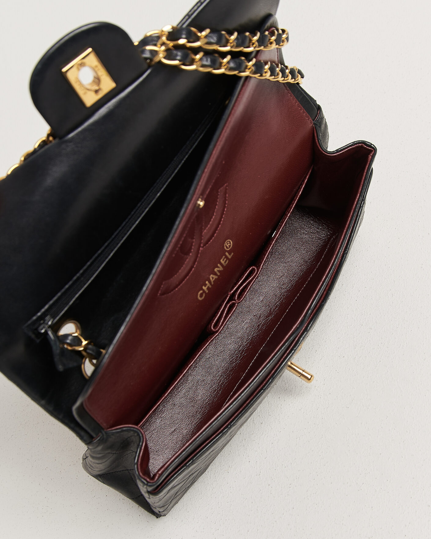 Herr | Pre-Owned & Vintage Bags | Chanel Pre-Owned | Classic Medium Double Flap Bag Black