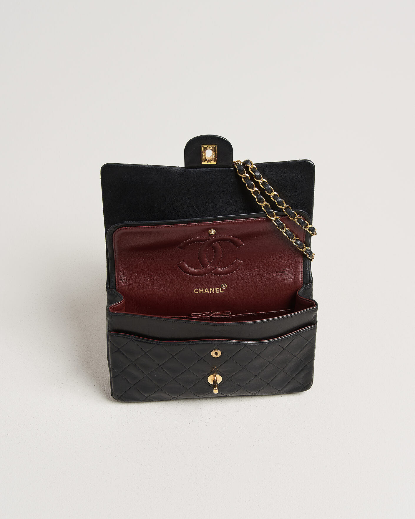 Herr | Pre-Owned & Vintage Bags | Chanel Pre-Owned | Classic Medium Double Flap Bag Black