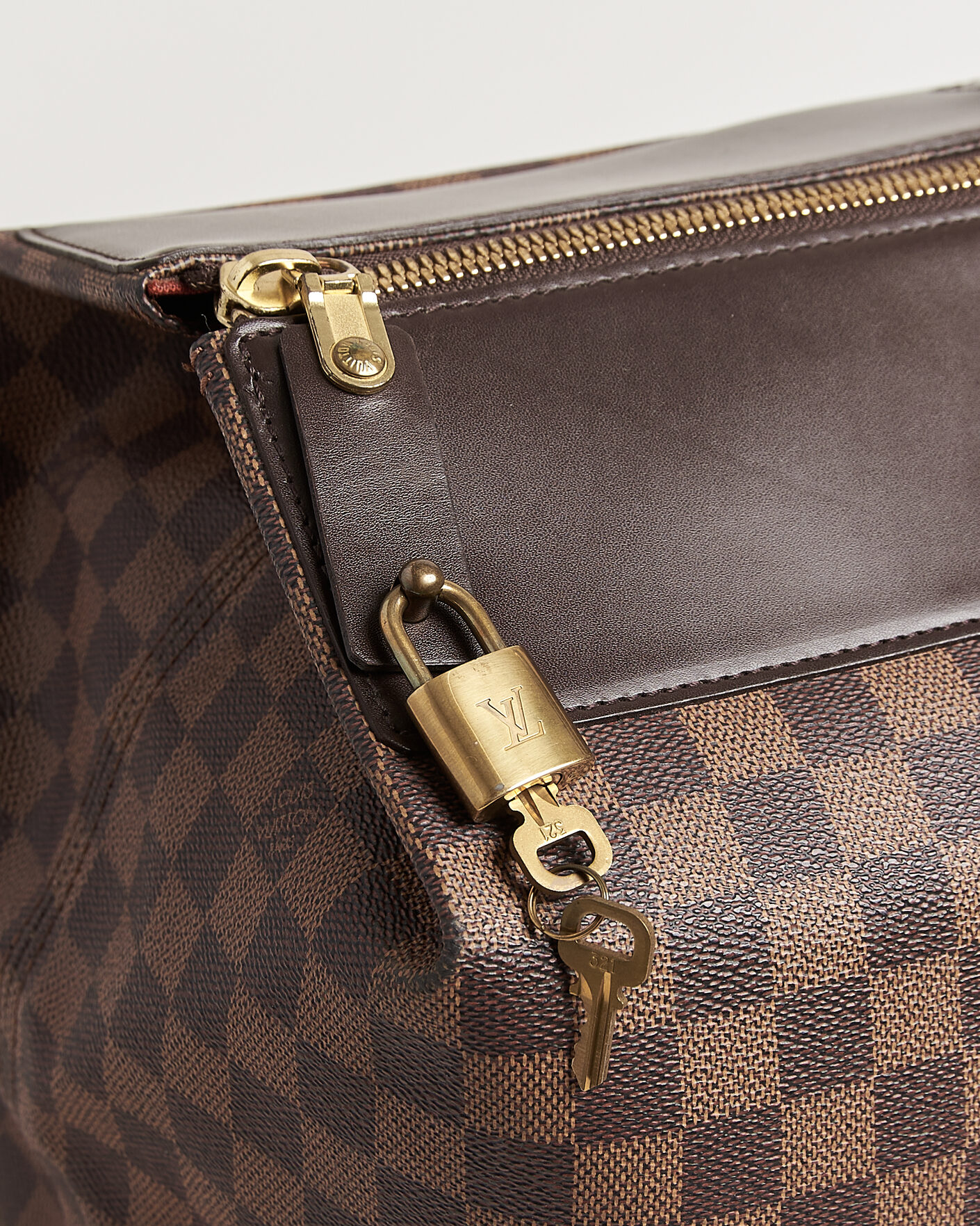 Herr | Pre-Owned & Vintage Bags | Louis Vuitton Pre-Owned | Greenwich GM Travel Bag Damier Ebene