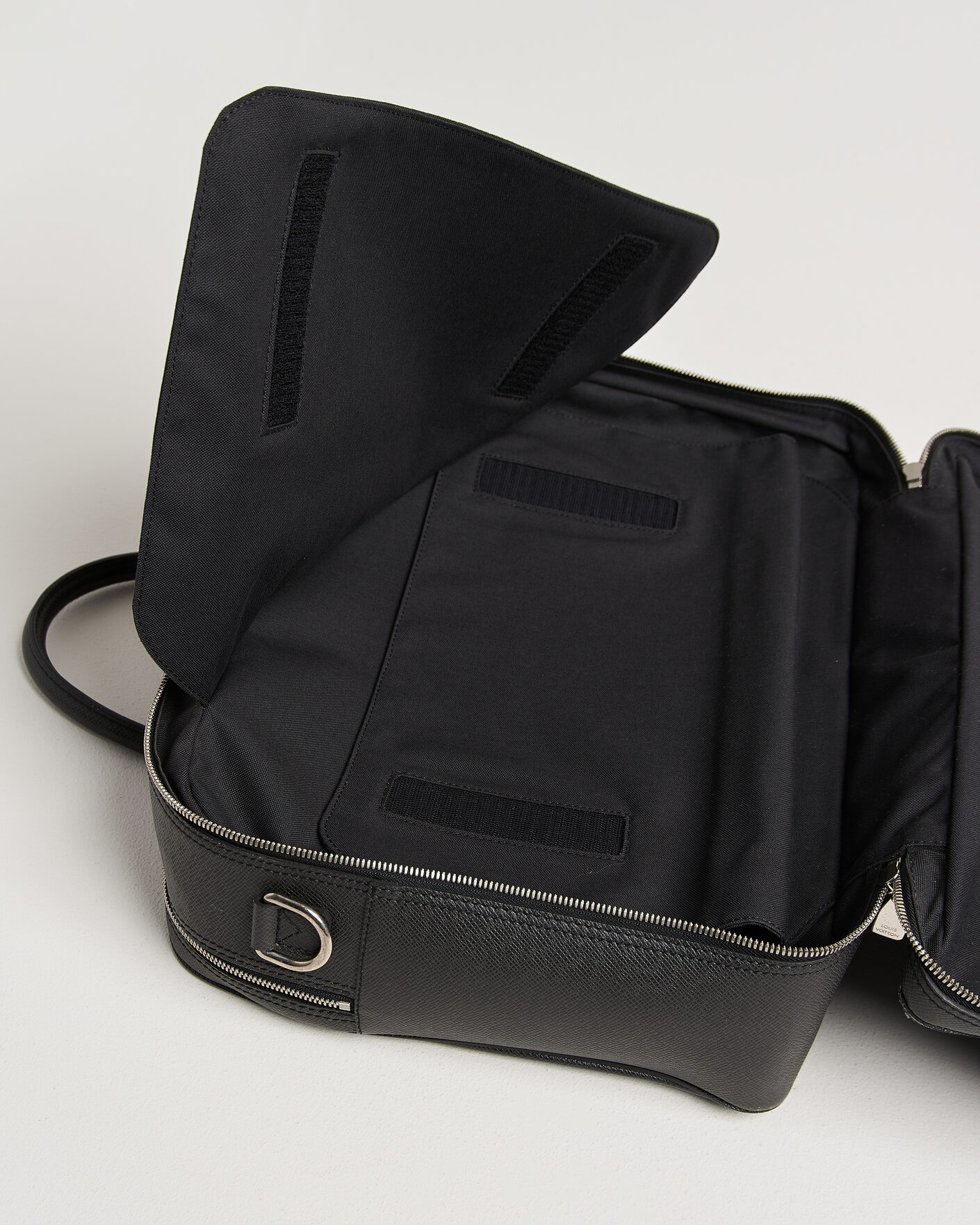 Herr | Pre-Owned & Vintage Bags | Louis Vuitton Pre-Owned | Overnight Bag Taiga Leather Black