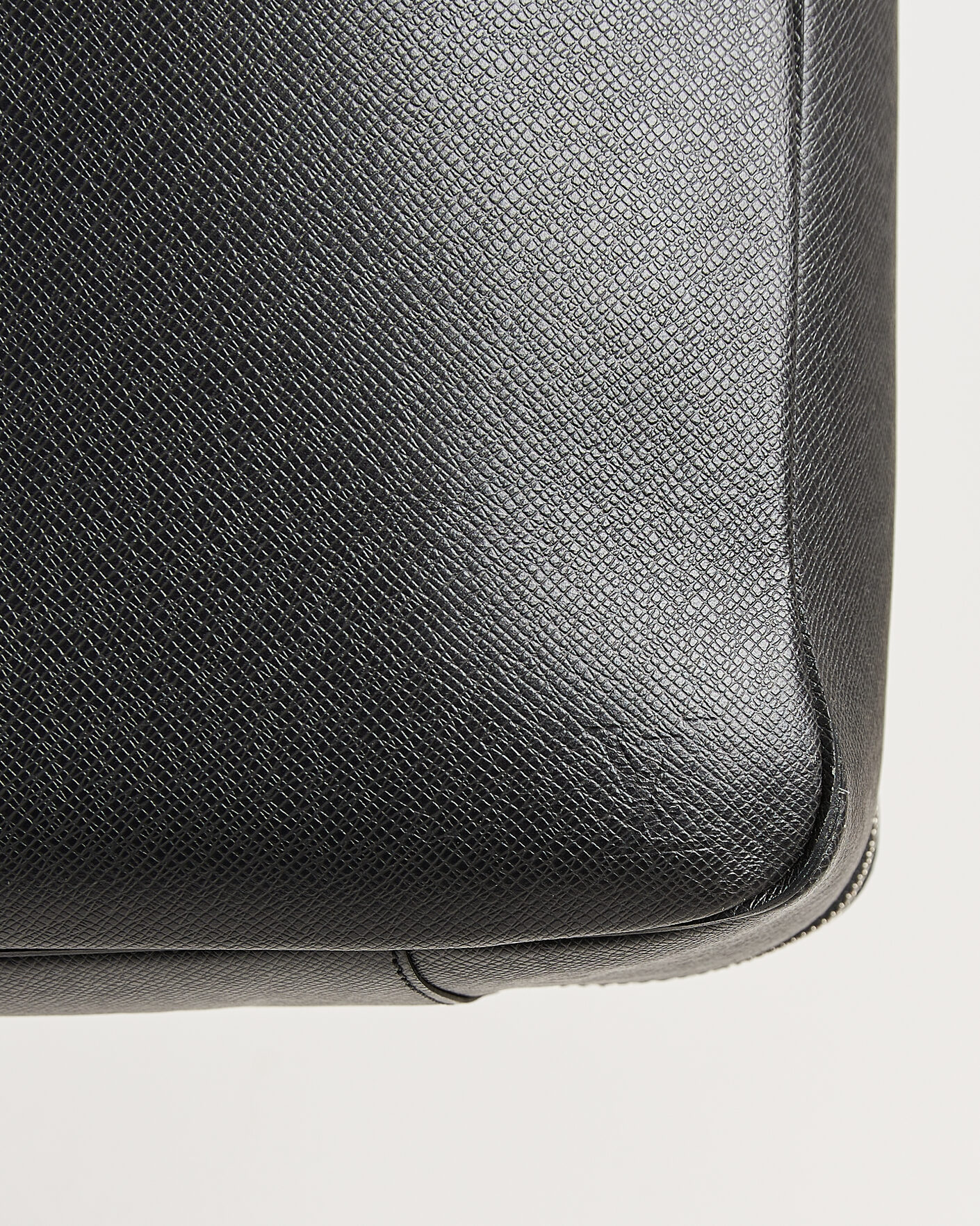 Herr | Pre-Owned & Vintage Bags | Louis Vuitton Pre-Owned | Overnight Bag Taiga Leather Black