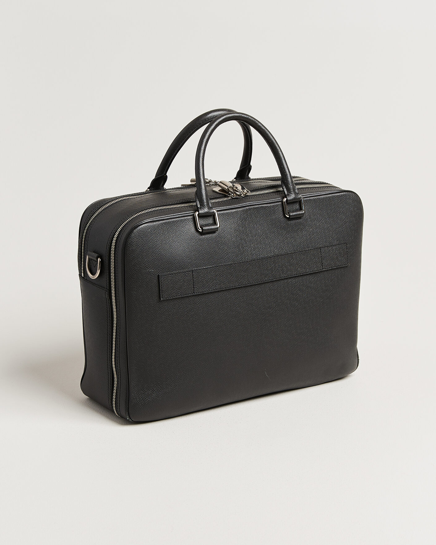 Herr | Pre-Owned & Vintage Bags | Louis Vuitton Pre-Owned | Overnight Bag Taiga Leather Black