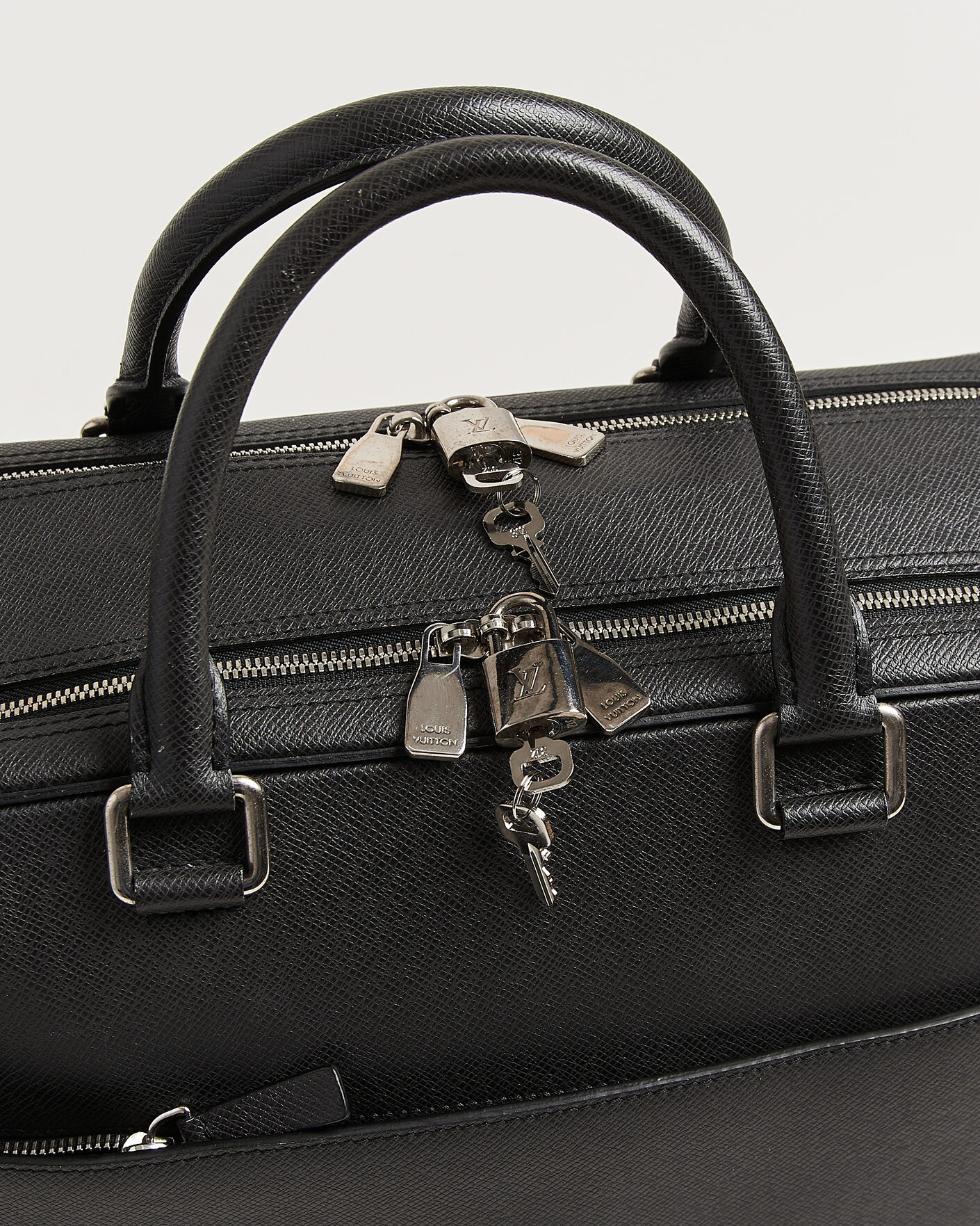 Herr | Pre-Owned & Vintage Bags | Louis Vuitton Pre-Owned | Overnight Bag Taiga Leather Black