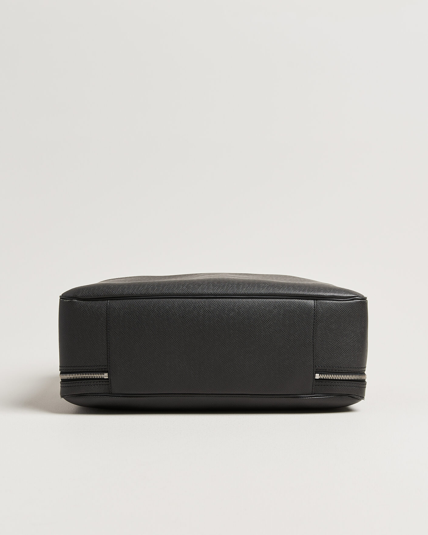 Herr | Pre-Owned & Vintage Bags | Louis Vuitton Pre-Owned | Overnight Bag Taiga Leather Black