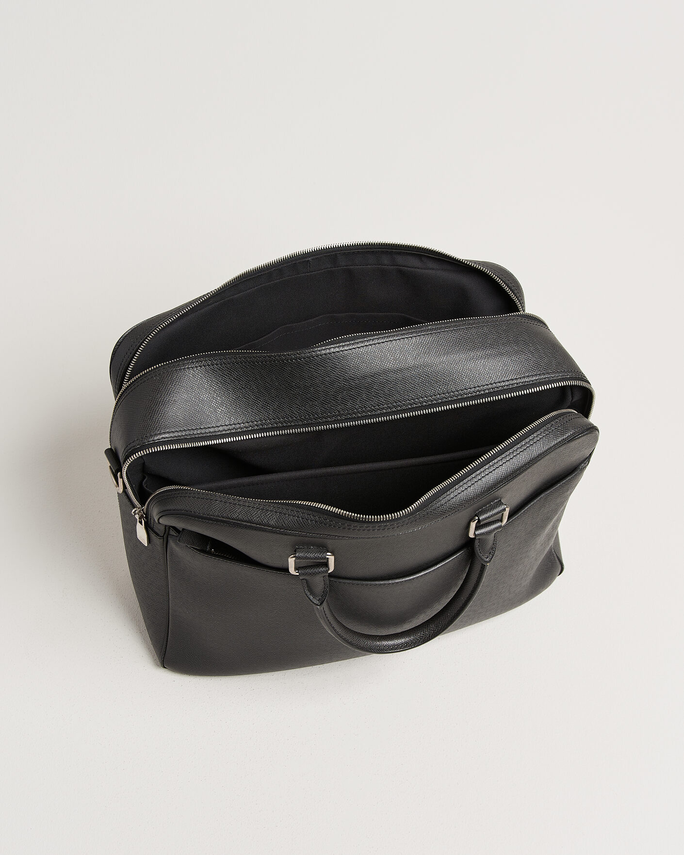 Herr | Pre-Owned & Vintage Bags | Louis Vuitton Pre-Owned | Overnight Bag Taiga Leather Black