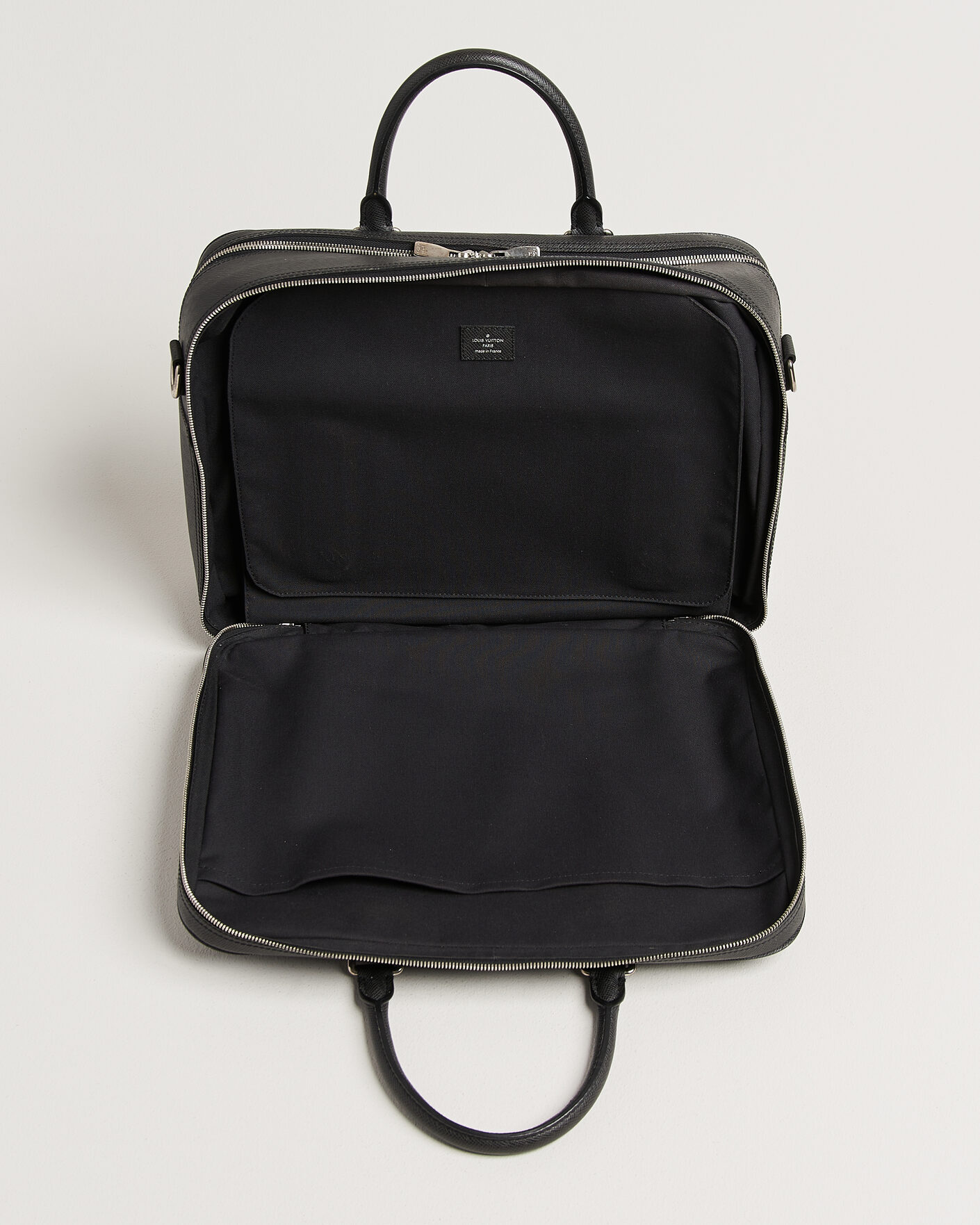 Herr | Pre-Owned & Vintage Bags | Louis Vuitton Pre-Owned | Overnight Bag Taiga Leather Black