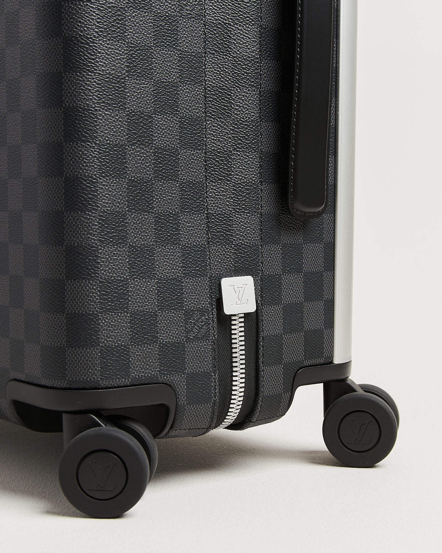 Herr | Pre-Owned & Vintage Bags | Louis Vuitton Pre-Owned | Horizon 55 Damier Graphite