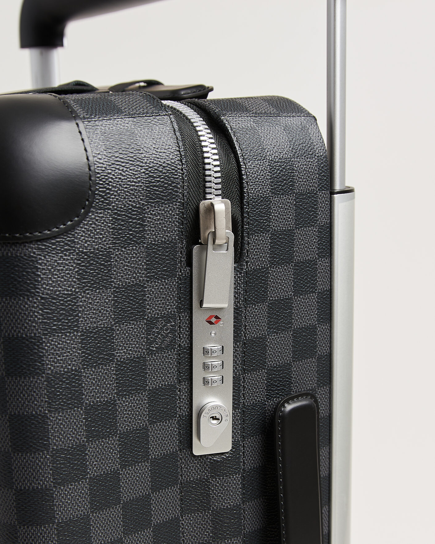 Herr | Pre-Owned & Vintage Bags | Louis Vuitton Pre-Owned | Horizon 55 Damier Graphite