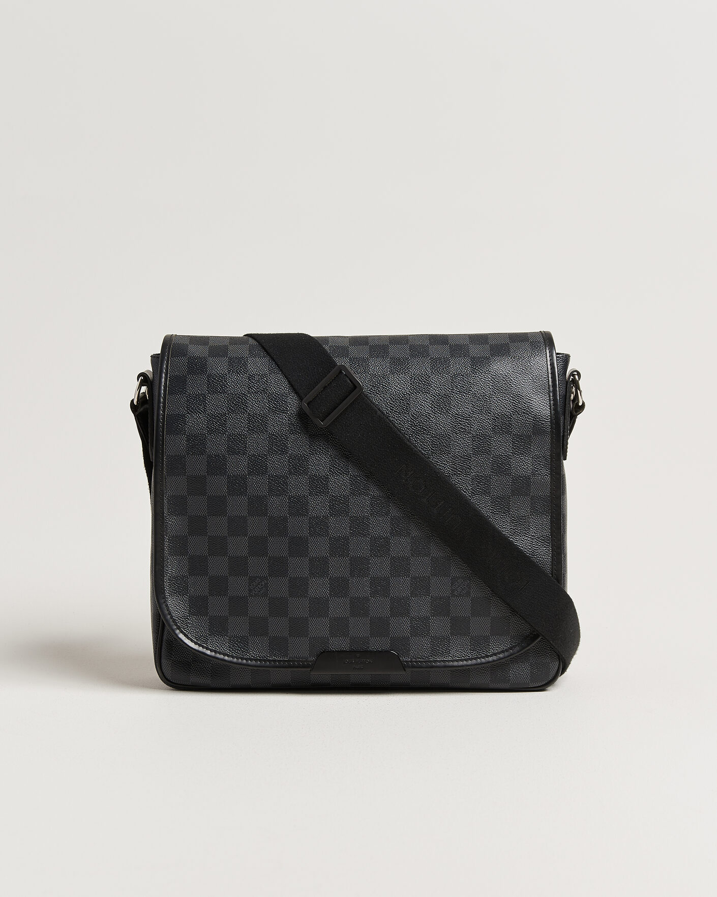 Herr | Pre-Owned & Vintage Bags | Louis Vuitton Pre-Owned | Daniel MM Shoulder Bag Damier Graphite