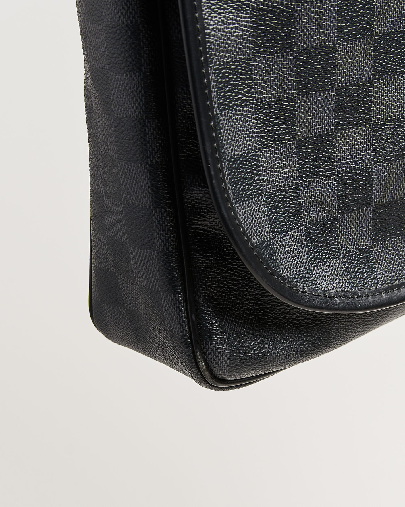Herr | Pre-Owned & Vintage Bags | Louis Vuitton Pre-Owned | Daniel MM Shoulder Bag Damier Graphite