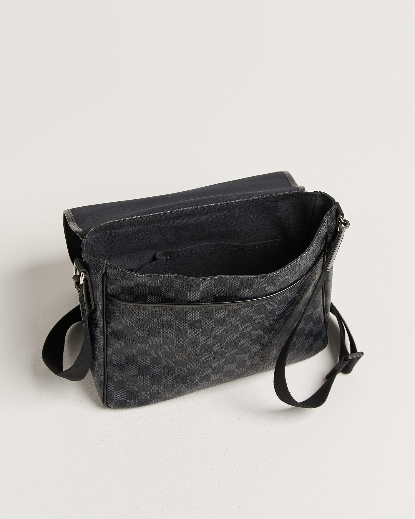 Herr | Pre-Owned & Vintage Bags | Louis Vuitton Pre-Owned | Daniel MM Shoulder Bag Damier Graphite