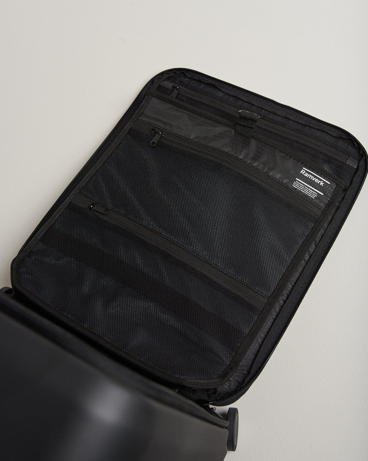 Herr | Väskor | DB | Ramverk Pro Front-Access Carry On Silver/Black
