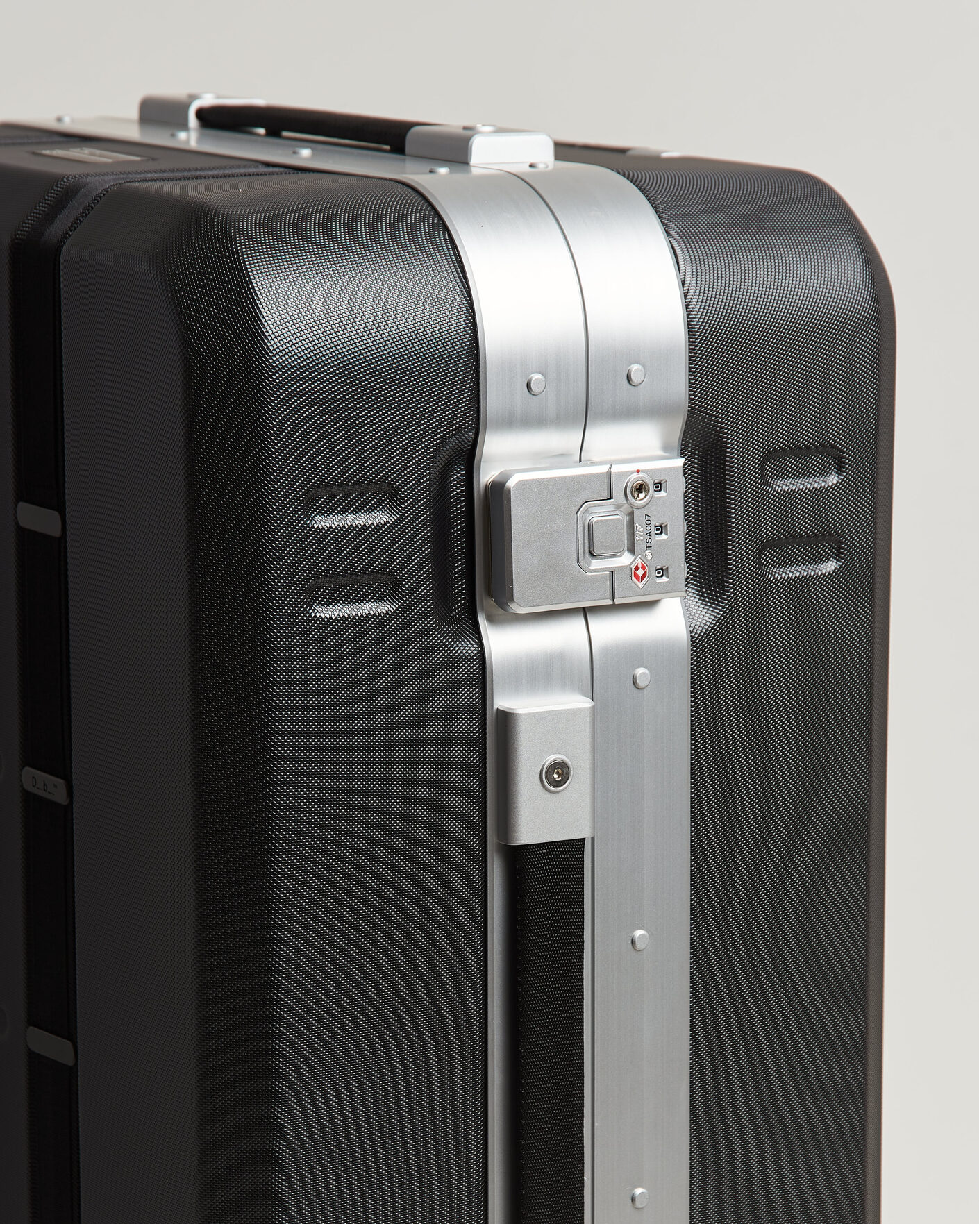 Herr | Väskor | DB | Ramverk Pro Check-In Luggage Medium Silver/Black