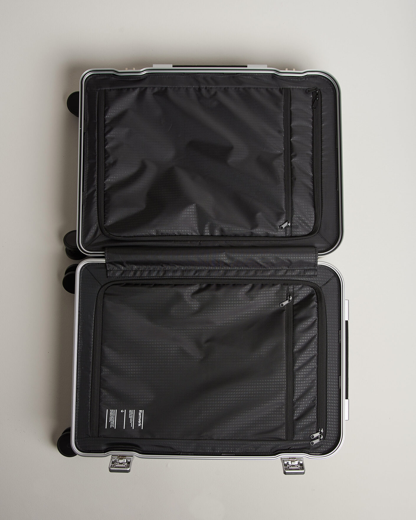 Herr | Väskor | DB | Ramverk Pro Check-In Luggage Medium Silver/Black