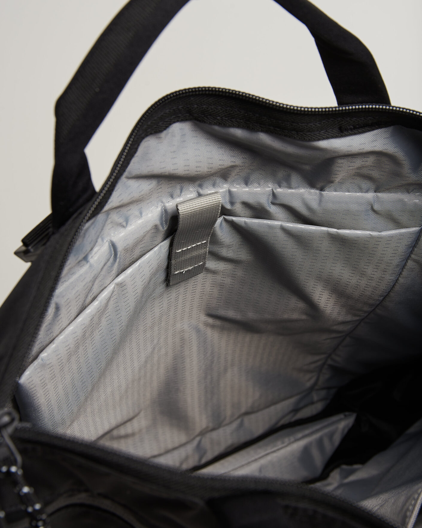 Herr | Väskor | DB | Utility Tote 32L Black Out