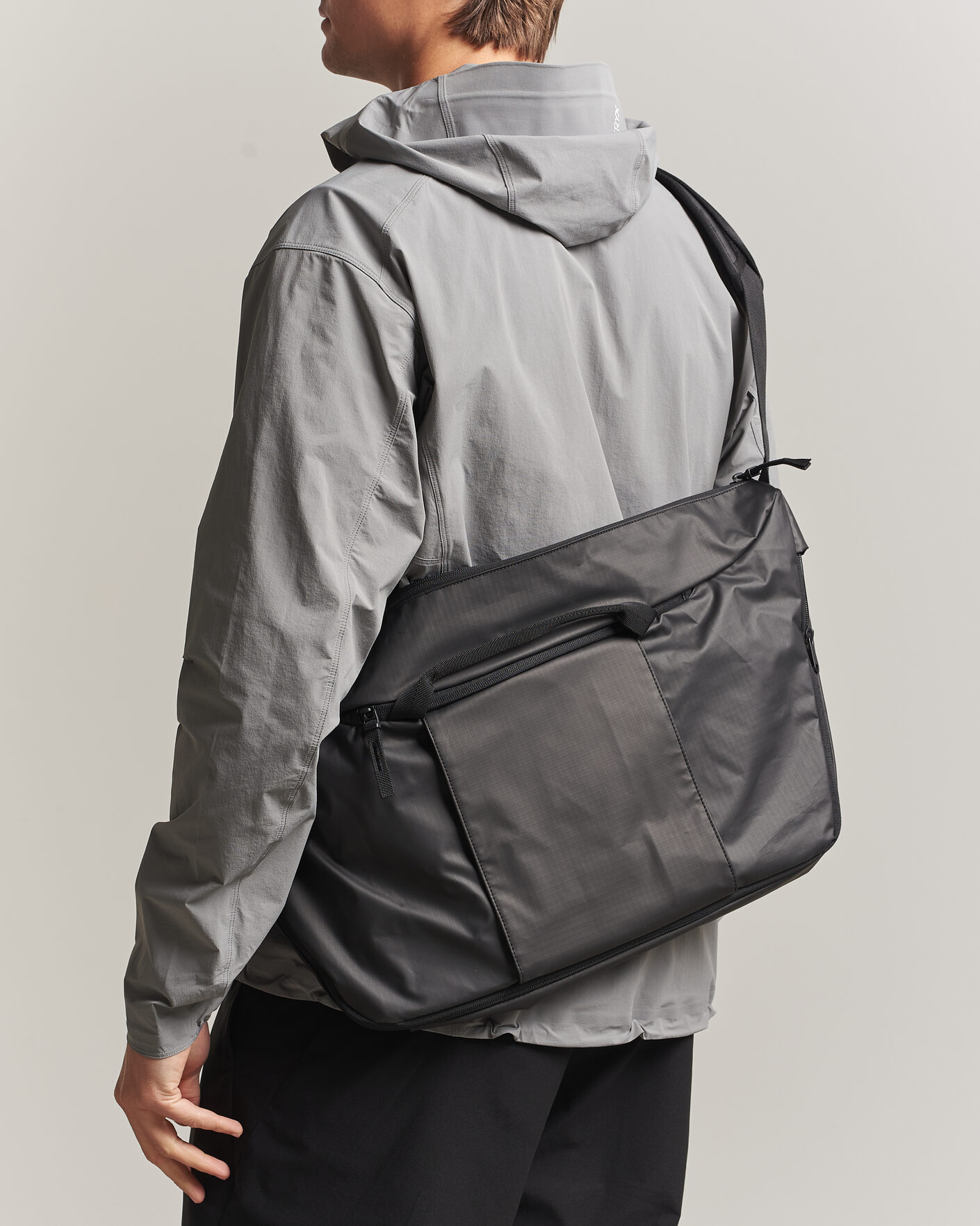 Herr | Väskor | DB | Ramverk Pro Sling Bag 24L Black Out