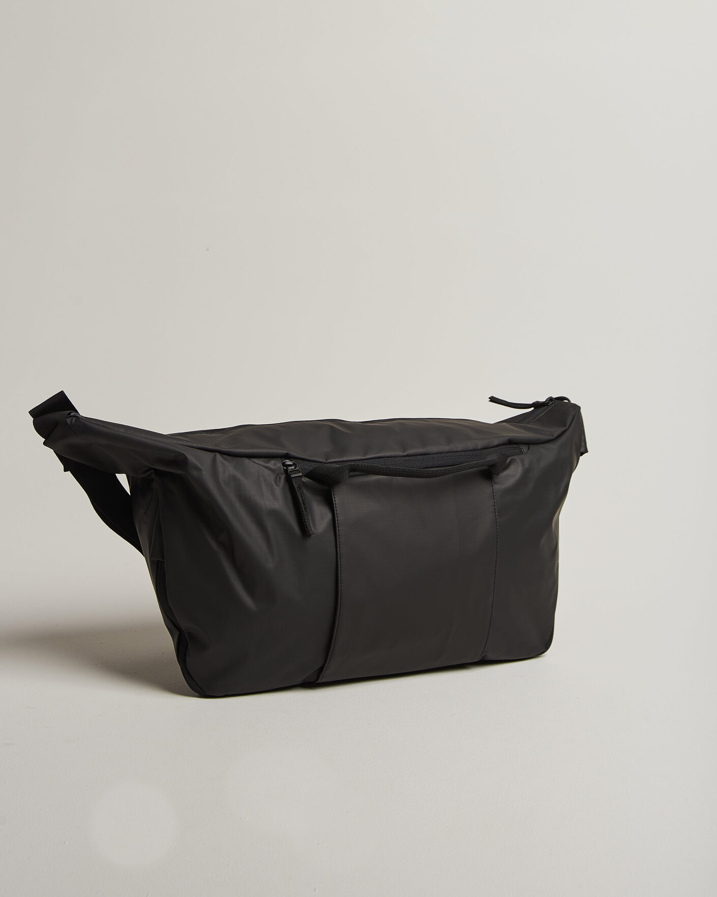 Herr | Väskor | DB | Ramverk Pro Sling Bag 24L Black Out