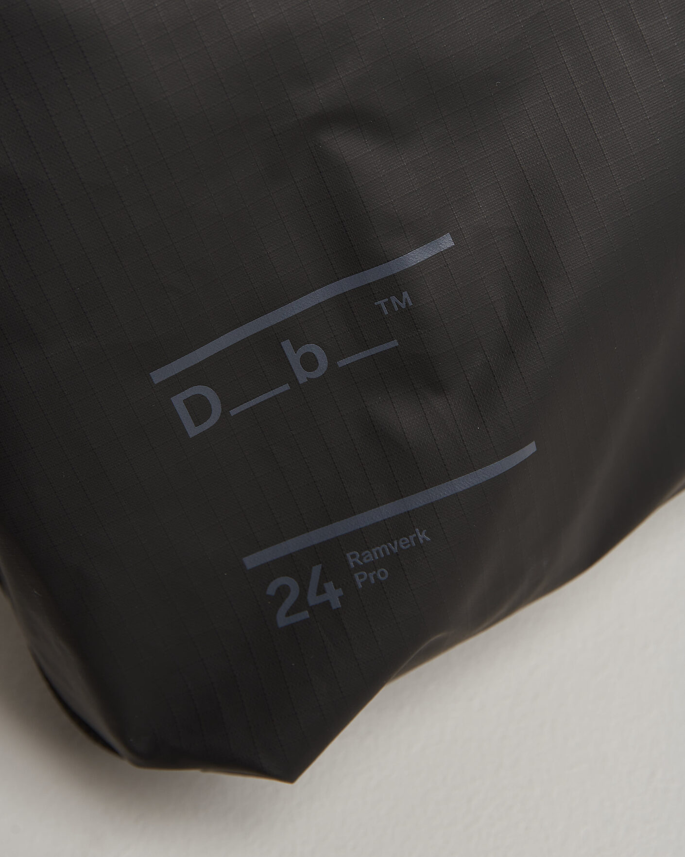 Herr | Väskor | DB | Ramverk Pro Sling Bag 24L Black Out