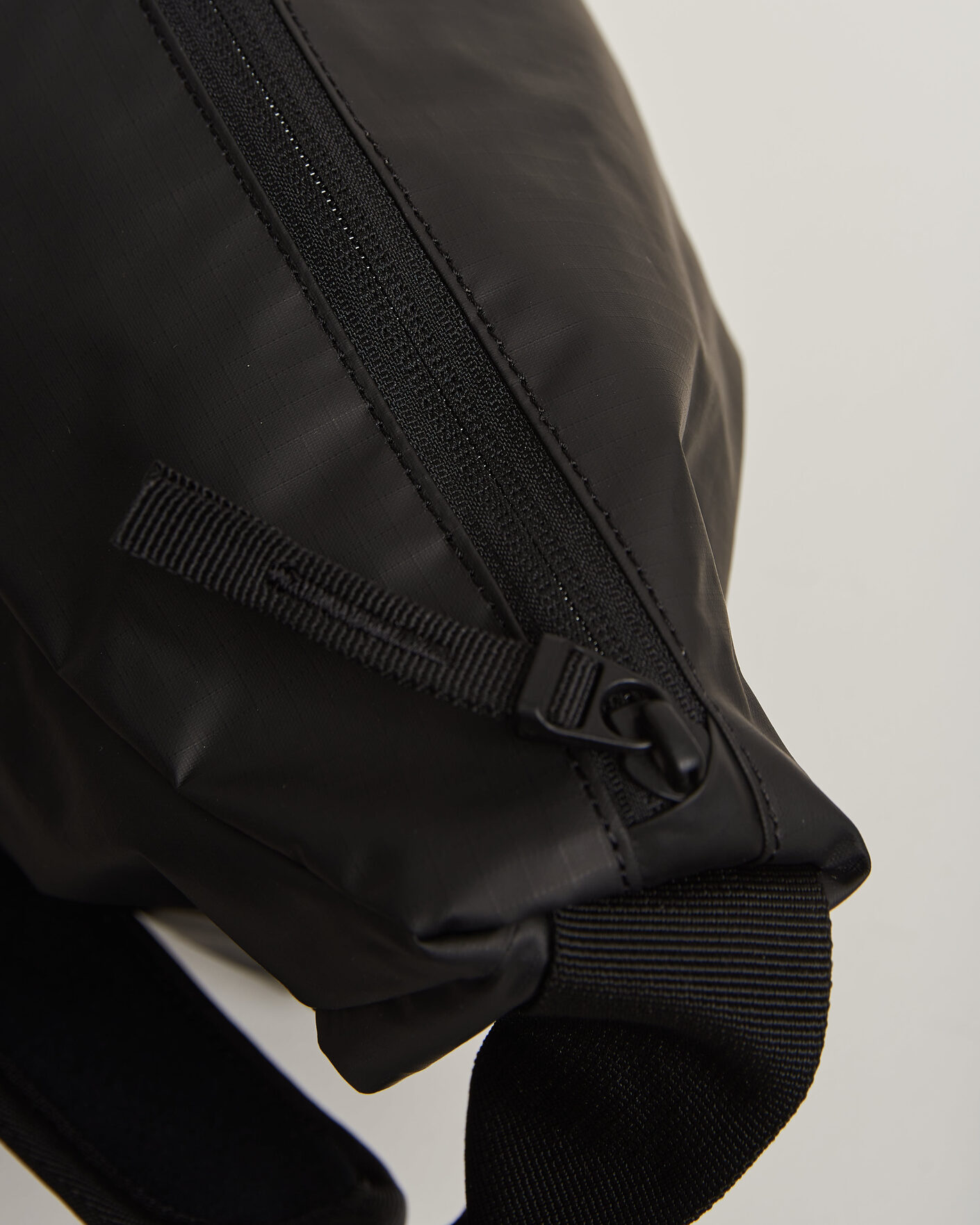 Herr | Väskor | DB | Ramverk Pro Sling Bag 24L Black Out