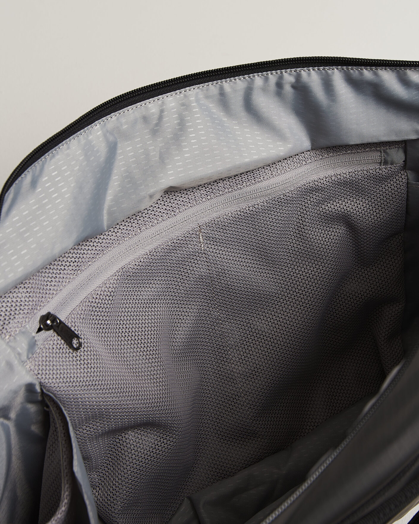 Herr | Väskor | DB | Ramverk Pro Sling Bag 24L Black Out