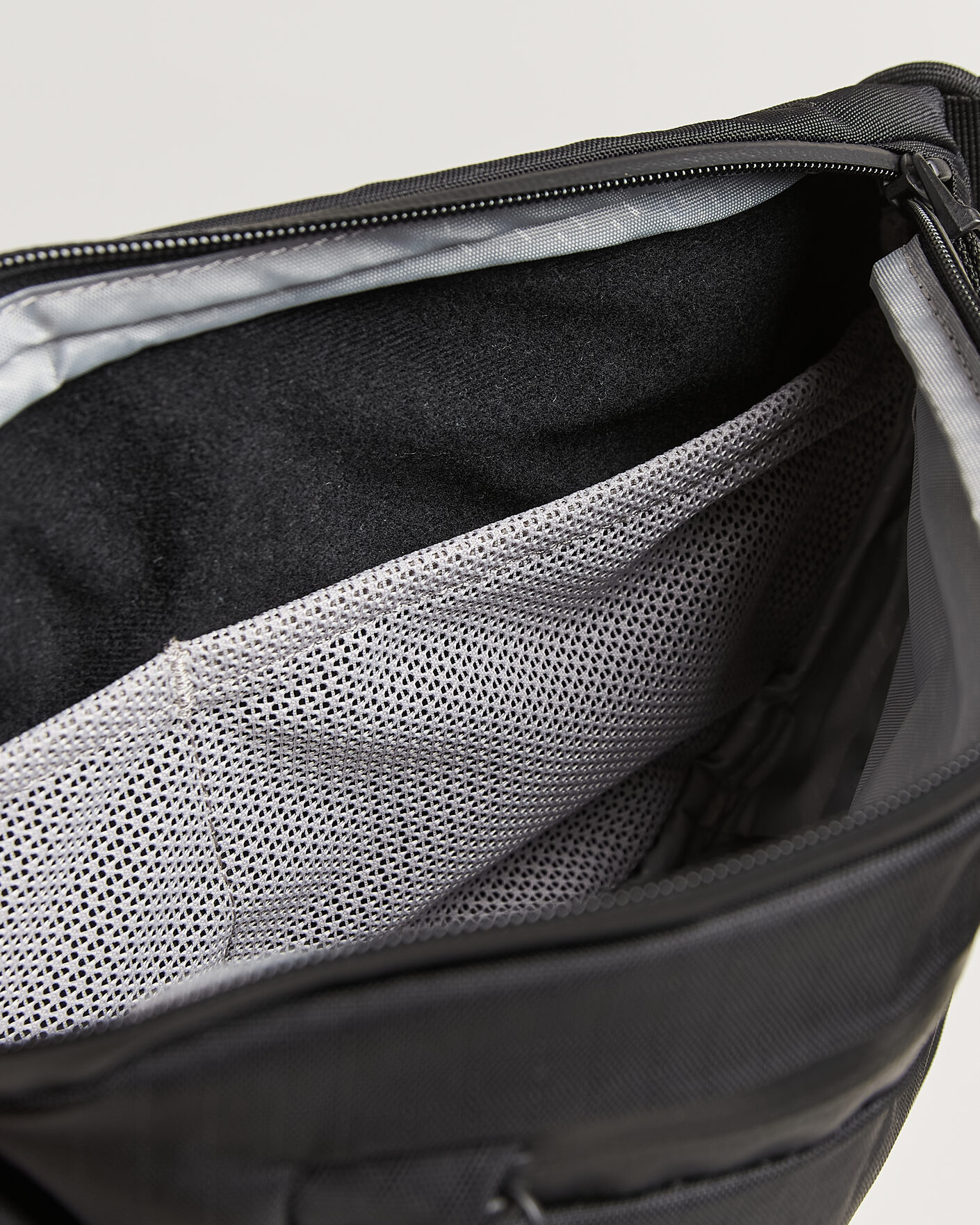 Herr | Väskor | DB | Roamer Pro Sling Bag 6L Black Out