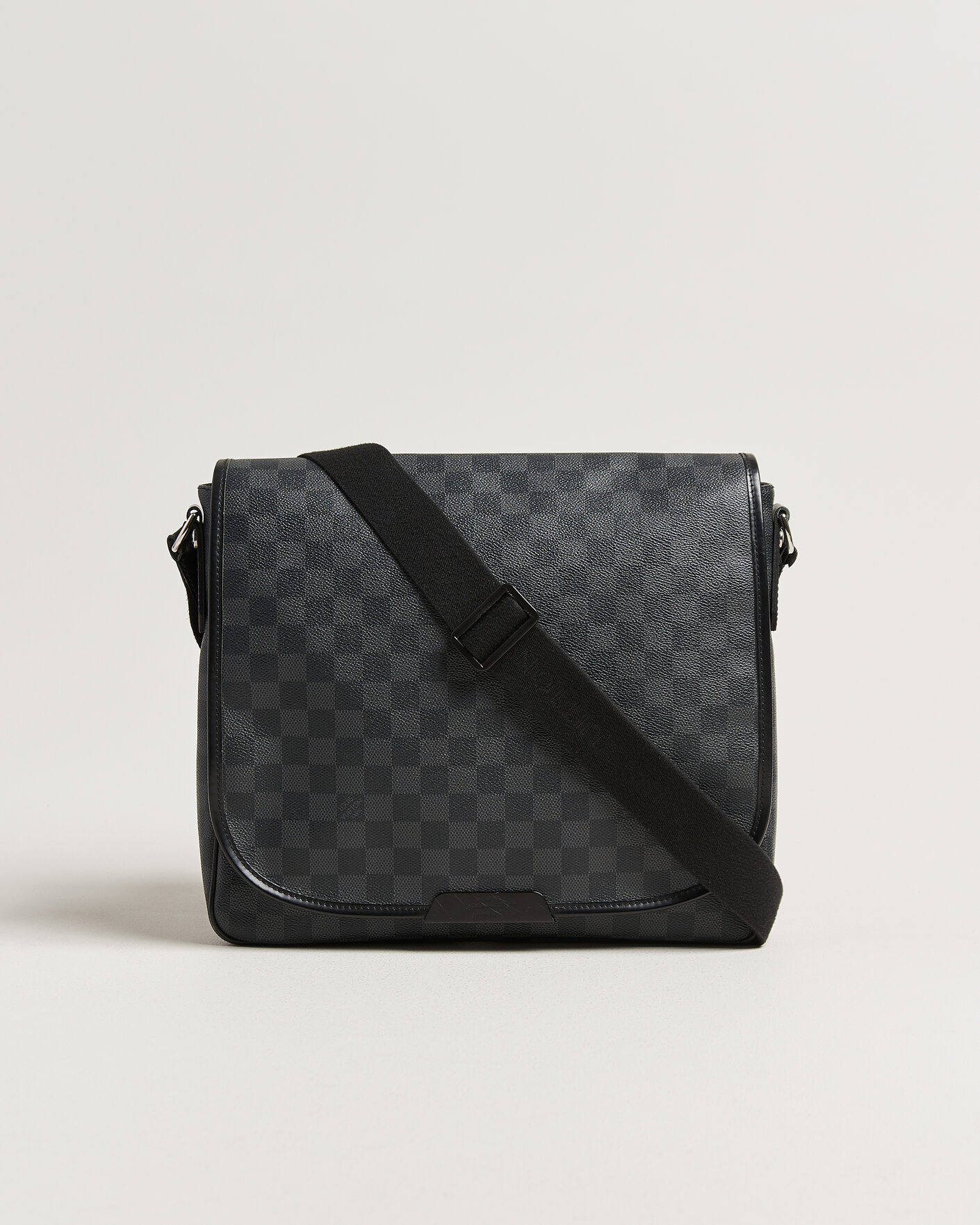Herr | Pre-Owned & Vintage Bags | Louis Vuitton Pre-Owned | Daniel MM Shoulder Bag Damier Graphite