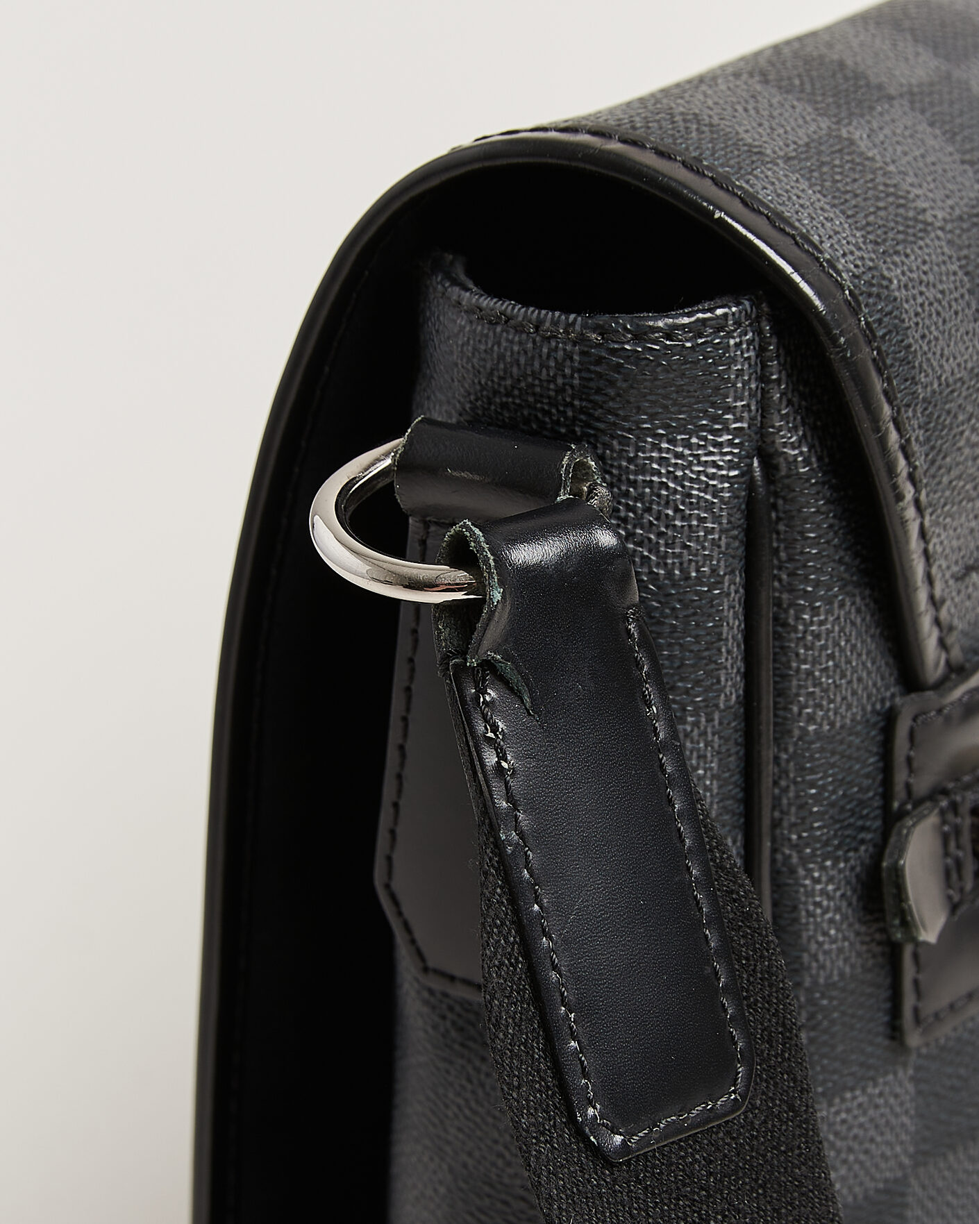 Herr | Pre-Owned & Vintage Bags | Louis Vuitton Pre-Owned | Daniel MM Shoulder Bag Damier Graphite