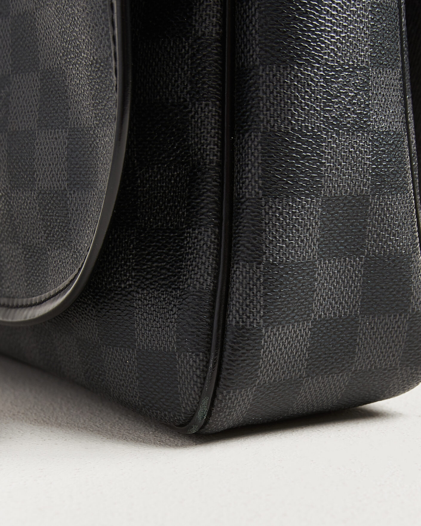 Herr | Pre-Owned & Vintage Bags | Louis Vuitton Pre-Owned | Daniel MM Shoulder Bag Damier Graphite