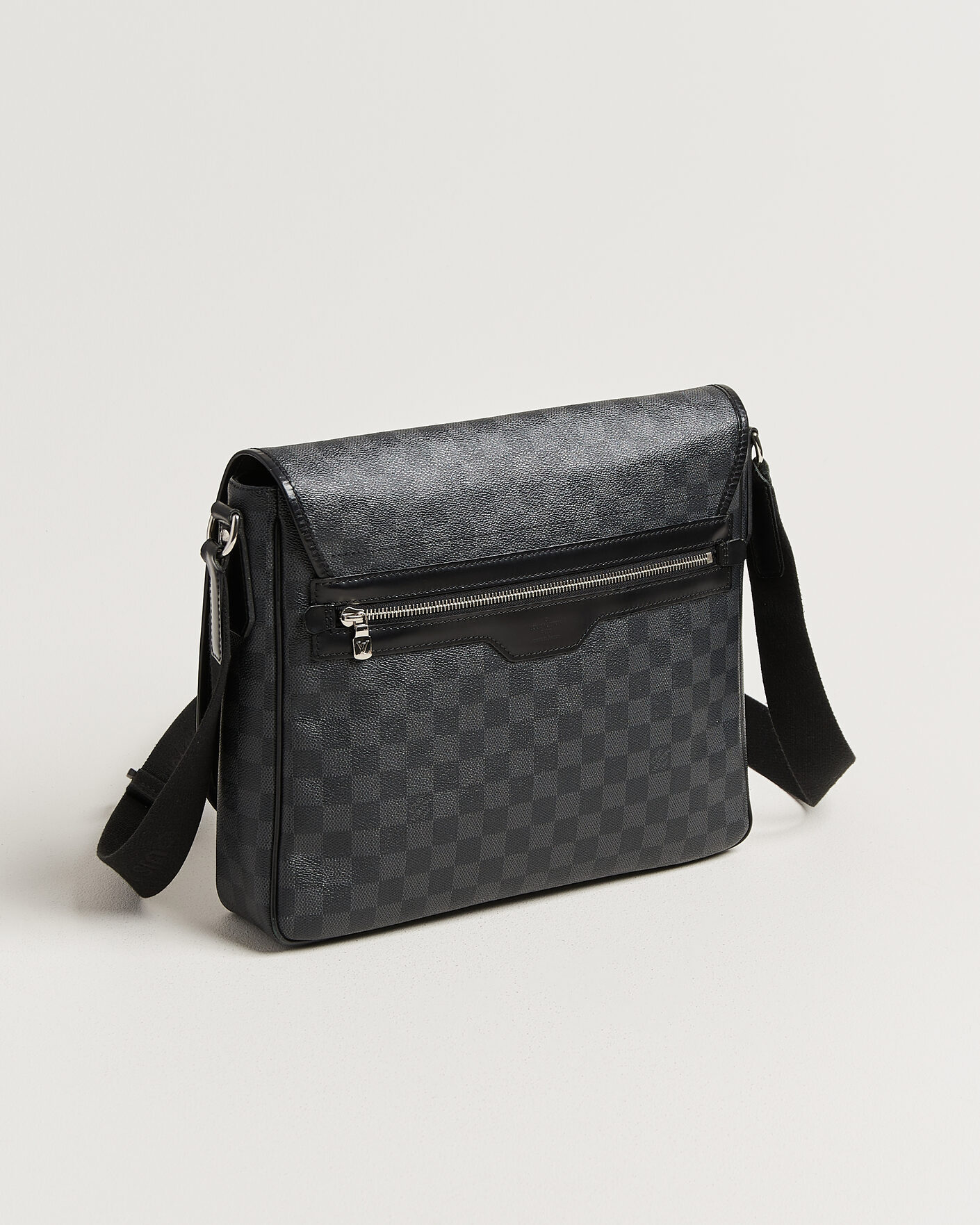 Herr | Pre-Owned & Vintage Bags | Louis Vuitton Pre-Owned | Daniel MM Shoulder Bag Damier Graphite