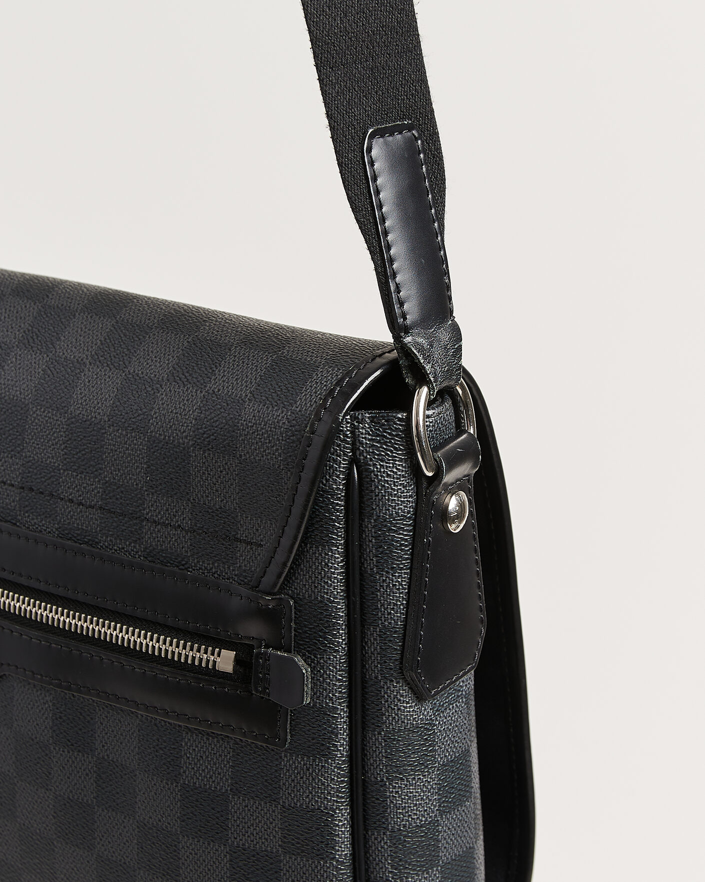 Herr | Pre-Owned & Vintage Bags | Louis Vuitton Pre-Owned | Daniel MM Shoulder Bag Damier Graphite