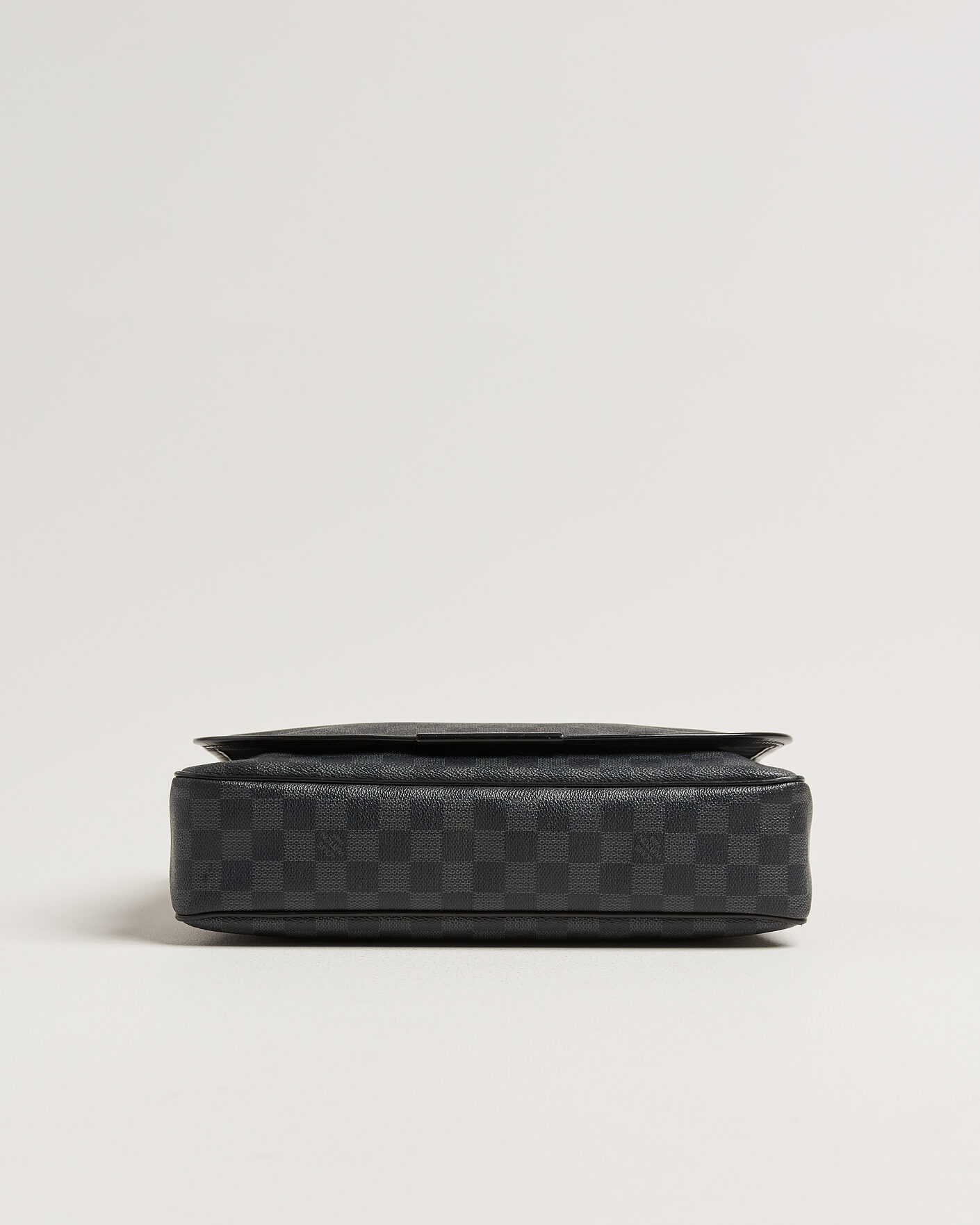 Herr | Pre-Owned & Vintage Bags | Louis Vuitton Pre-Owned | Daniel MM Shoulder Bag Damier Graphite