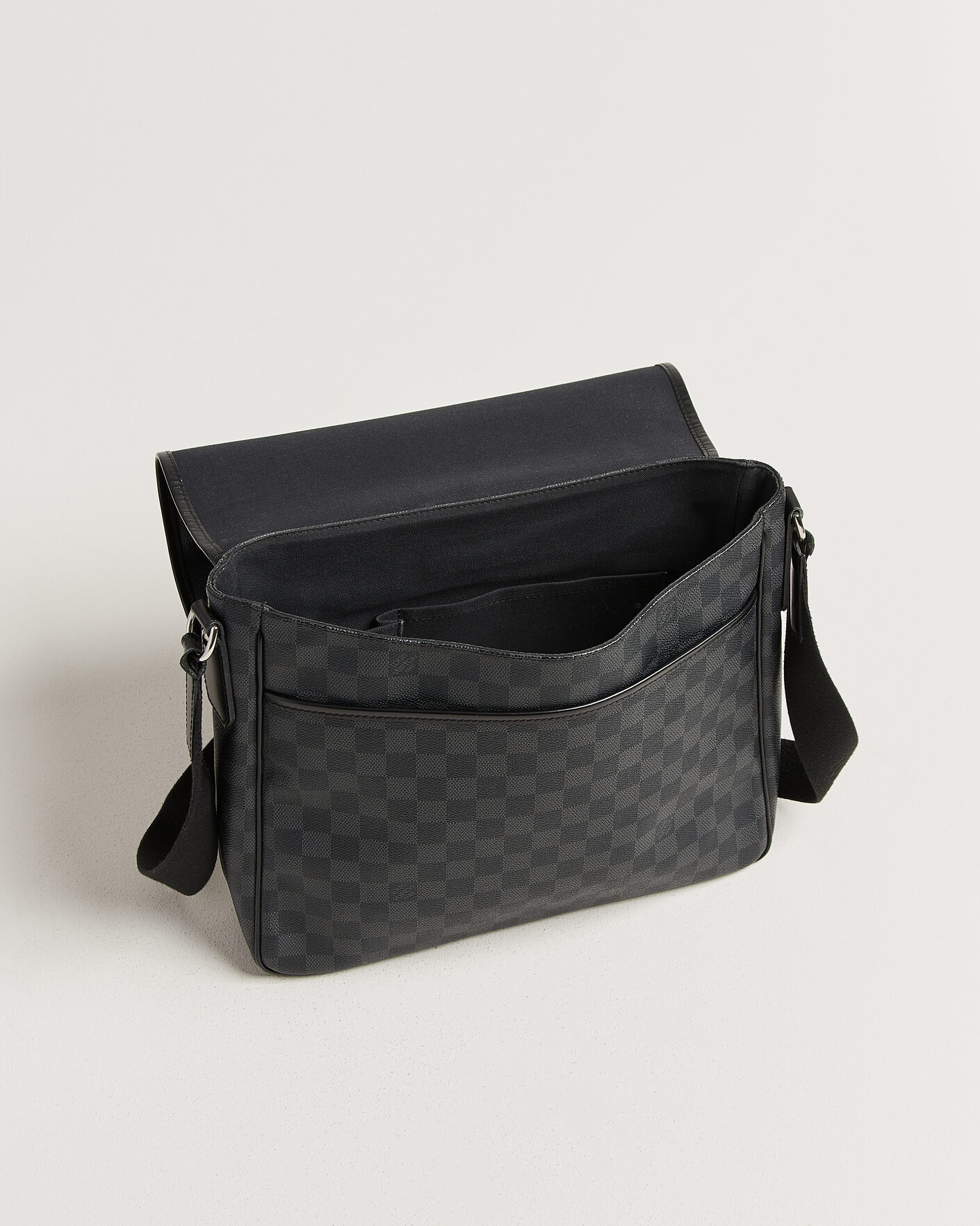 Herr | Pre-Owned & Vintage Bags | Louis Vuitton Pre-Owned | Daniel MM Shoulder Bag Damier Graphite
