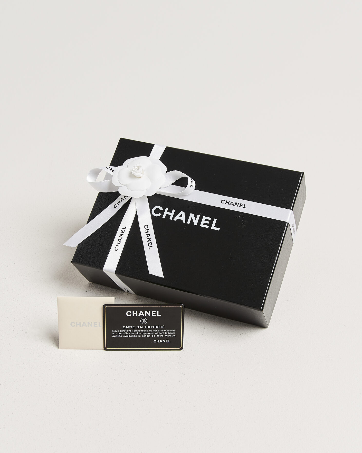 Herr | Pre-Owned & Vintage Bags | Chanel Pre-Owned | Wallet On Chain Camelia Lambskin Black