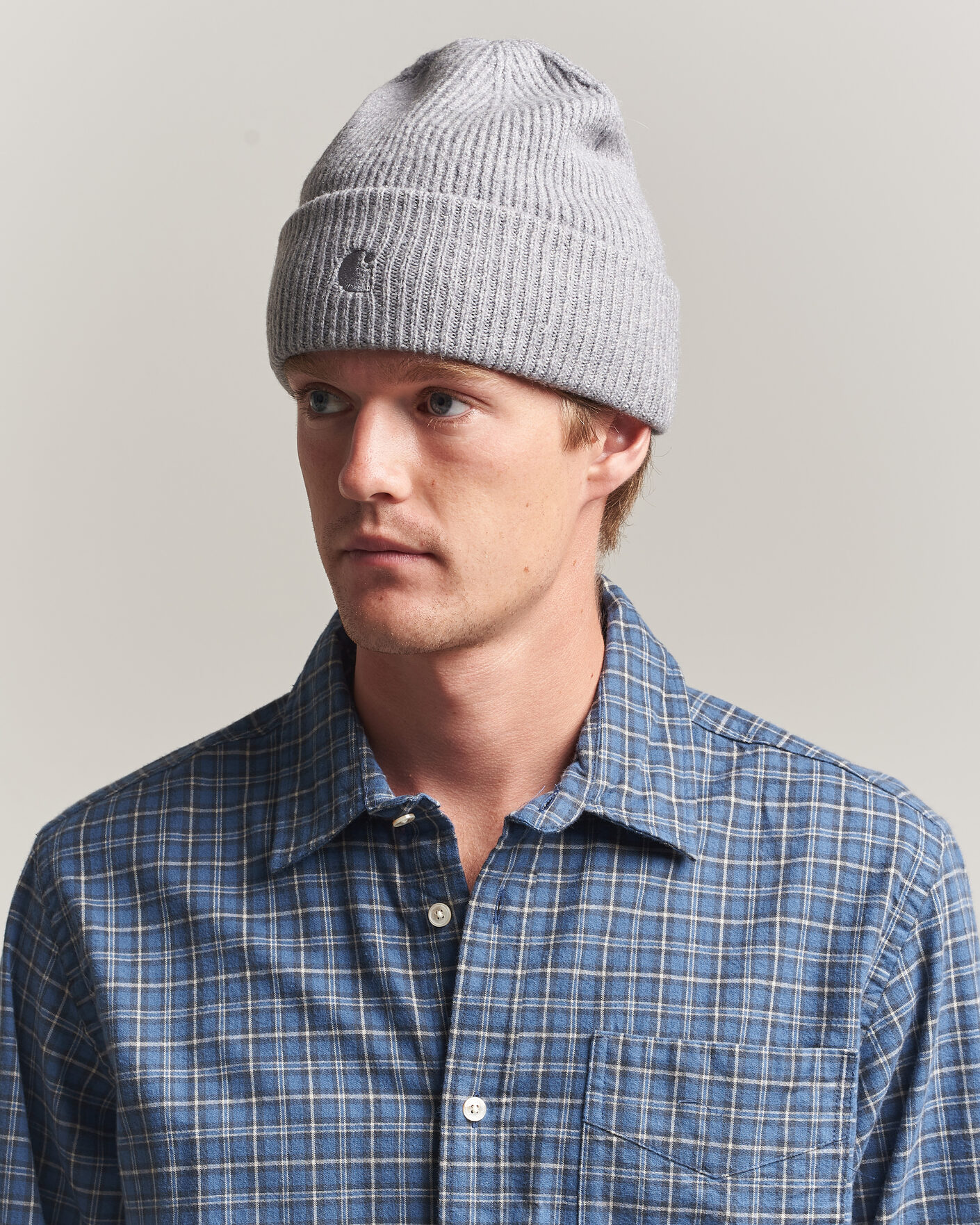 Herr | Mössor | Carhartt WIP | Curtis Tonal Logo Beanie Shady Grey