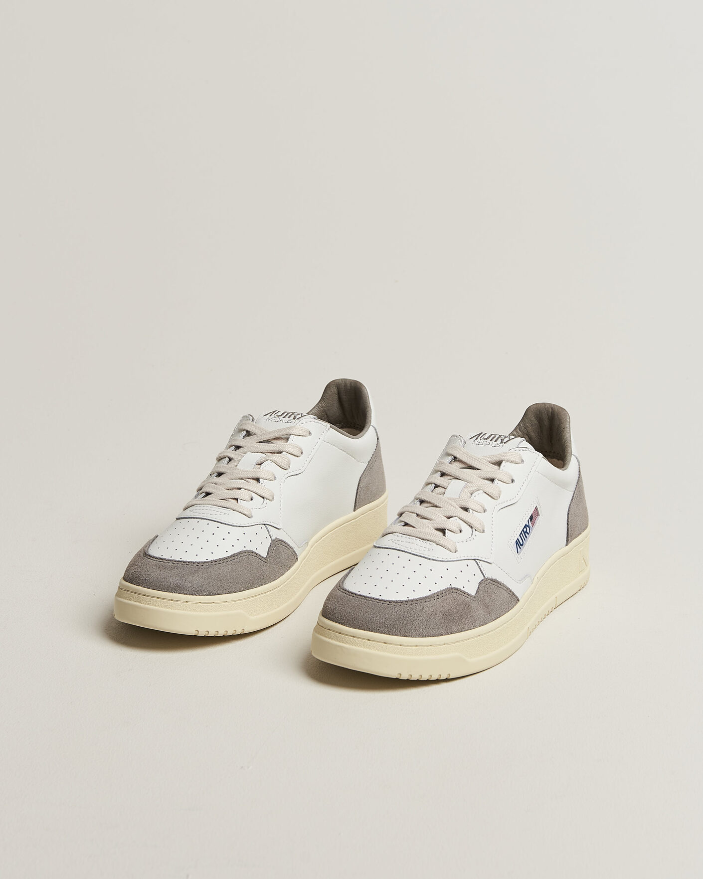 Herr | Sneakers | Autry | Medalist Low Soft Leather/Suede Sneaker White/Cemento