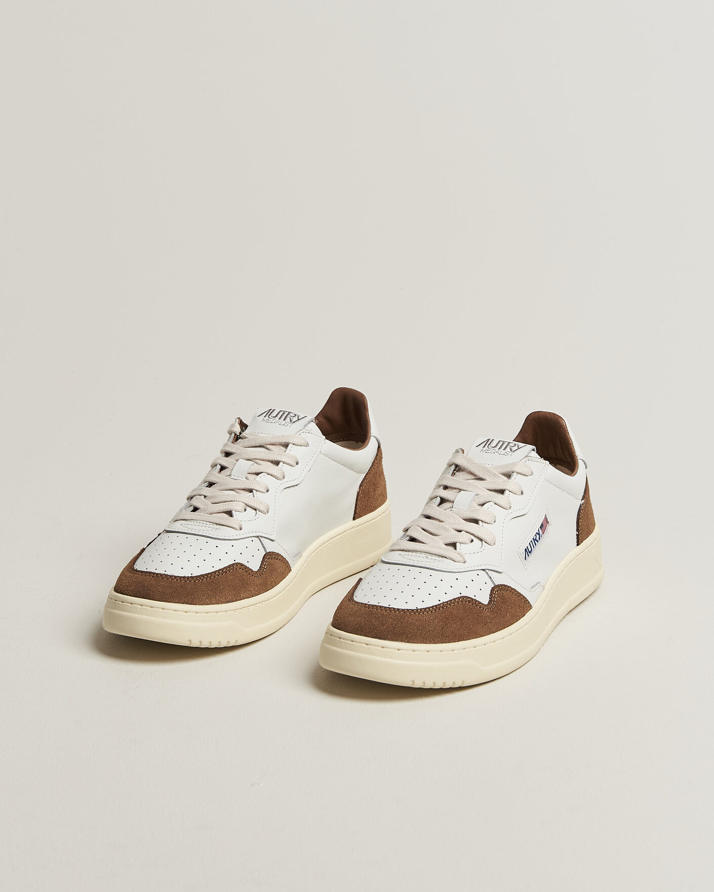 Herr | Sneakers | Autry | Medalist Low Soft Leather/Suede Sneaker White/Tabacco