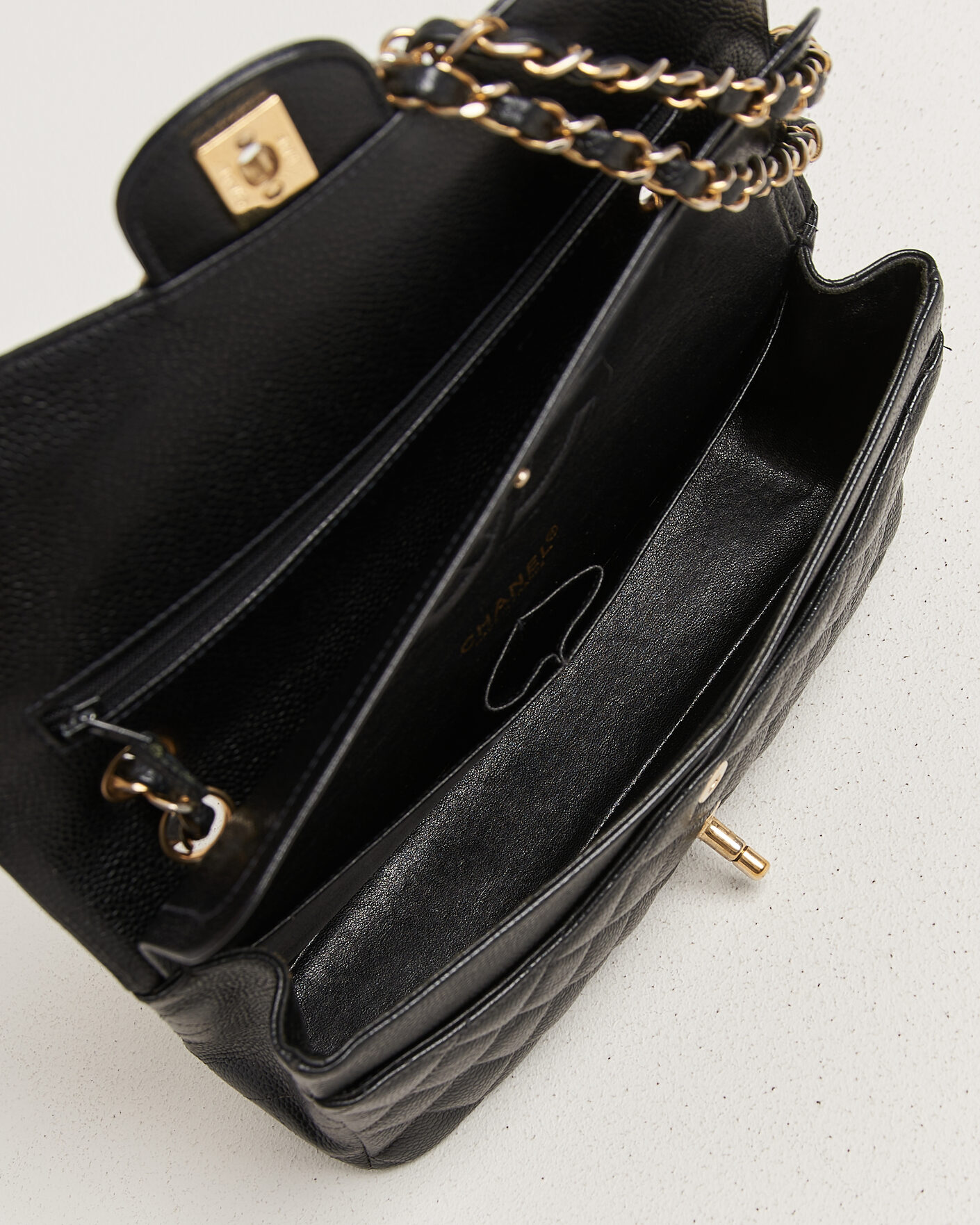 Herr | Pre-Owned & Vintage Bags | Chanel Pre-Owned | Classic Medium Double Flap Bag Caviar Leather Black