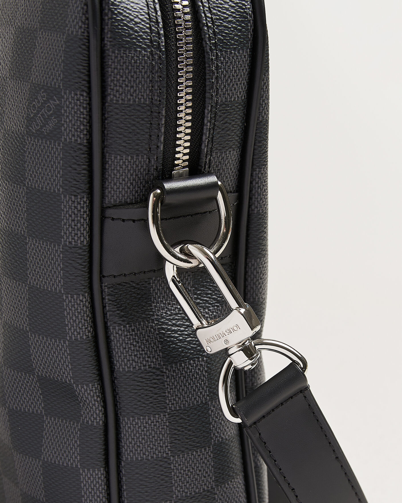 Herr | Pre-Owned & Vintage Bags | Louis Vuitton Pre-Owned | Porte Documents Damier Graphite