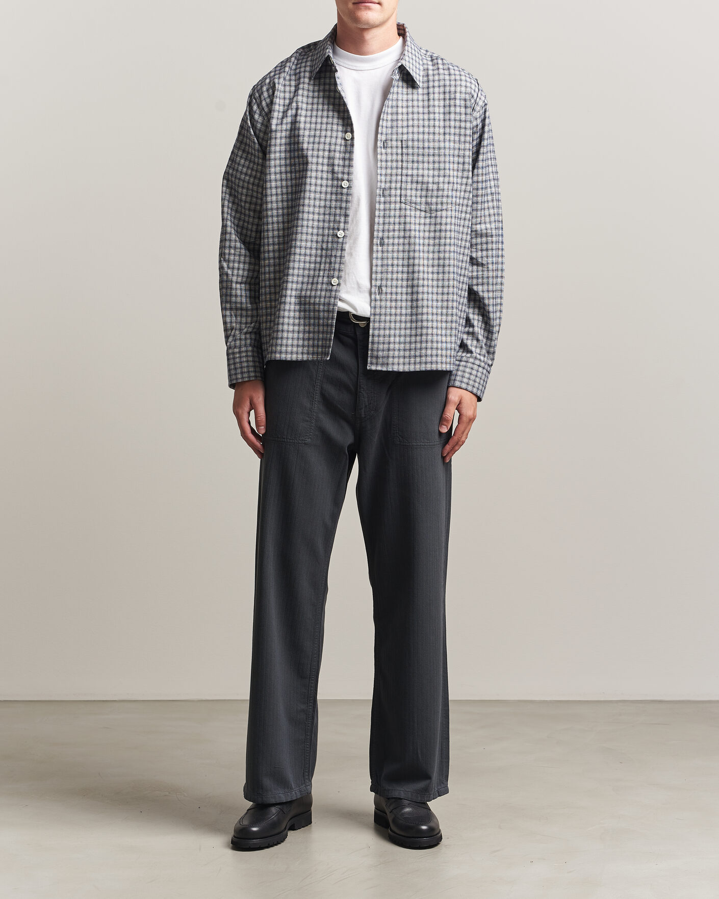 Herr | Byxor | Jeanerica | Genua Worker Chino Chevron Anthracite