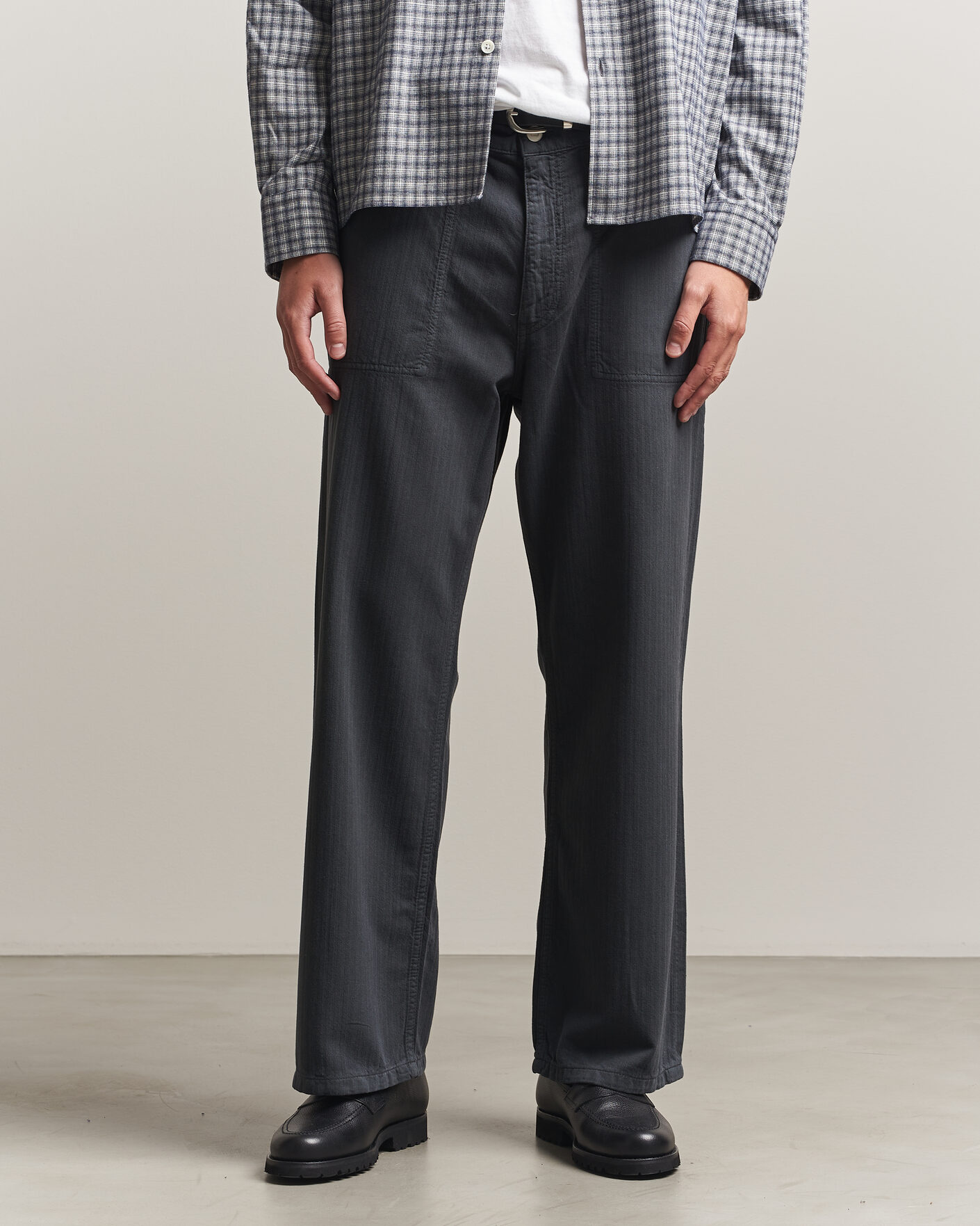 Herr | Byxor | Jeanerica | Genua Worker Chino Chevron Anthracite