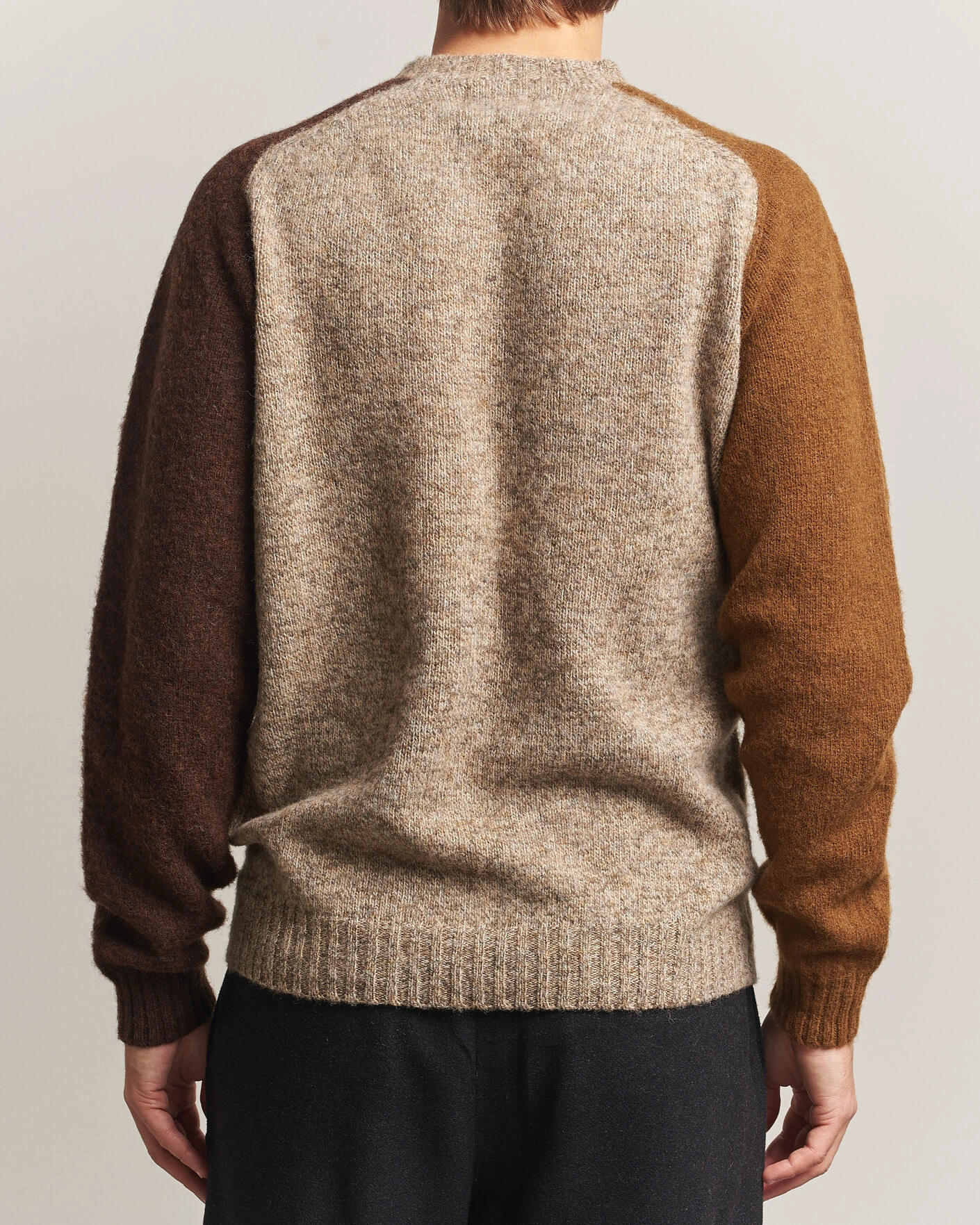 Herr | Tröjor | Barbour Lifestyle | Scottish Made Block Colour Crew Light Stone