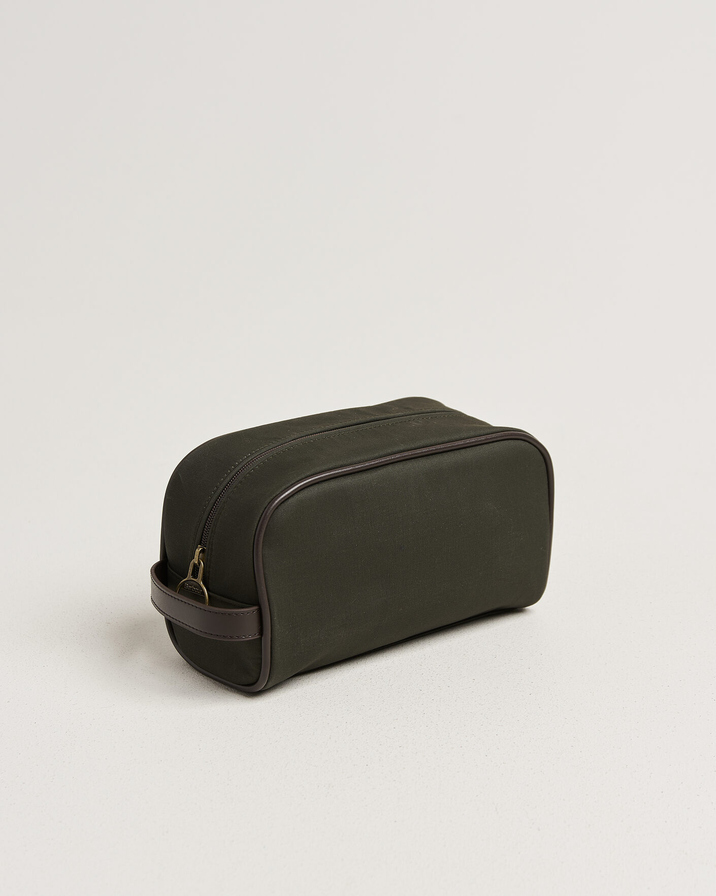 Herr | Väskor | Barbour Lifestyle | Waxed Washbag Olive