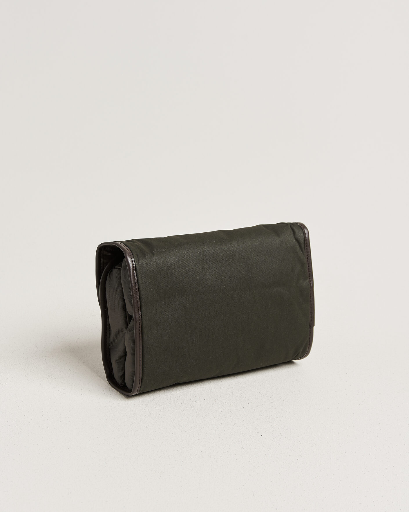Herr | Väskor | Barbour Lifestyle | Wax Hanging Washbag Olive
