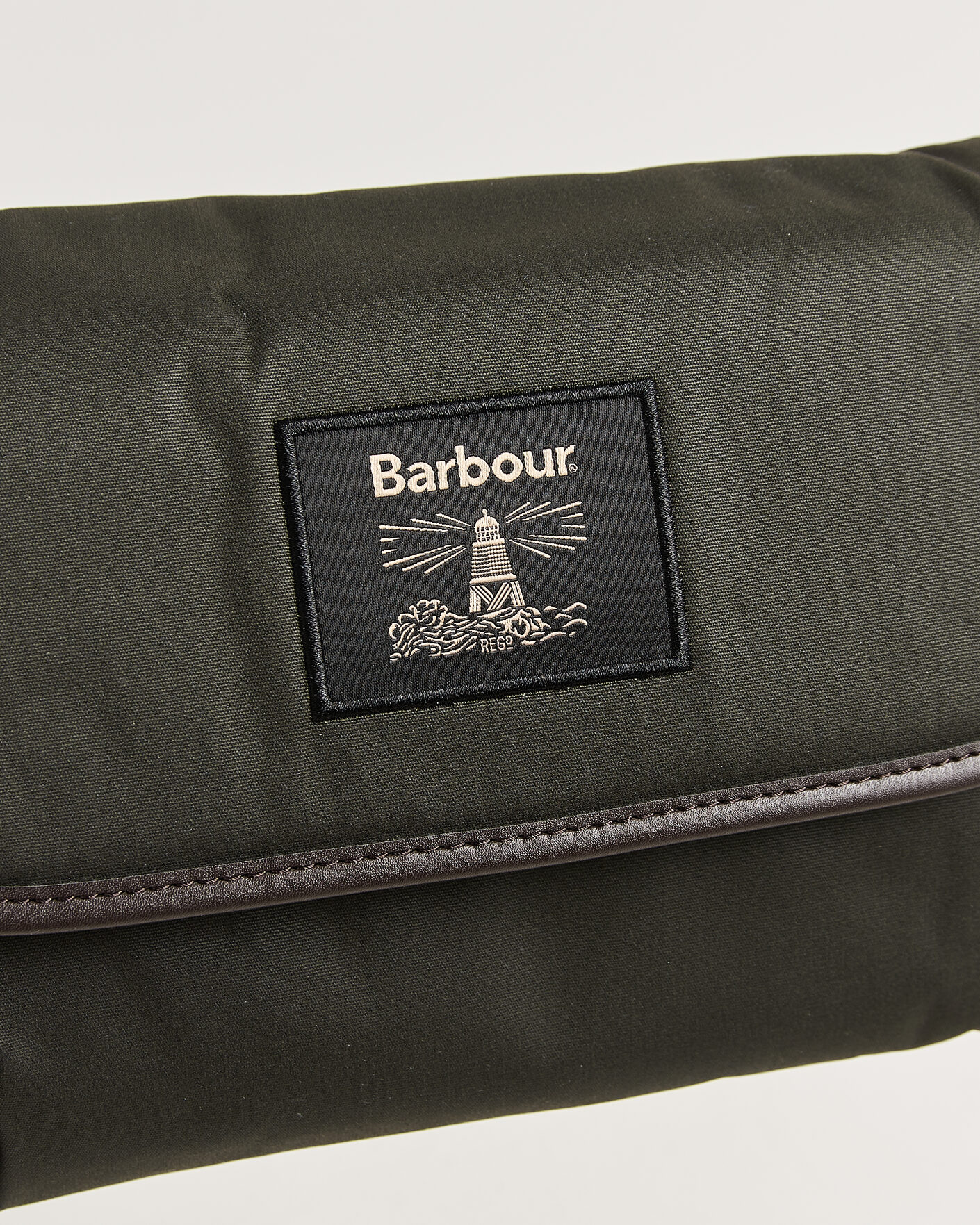 Herr | Väskor | Barbour Lifestyle | Wax Hanging Washbag Olive