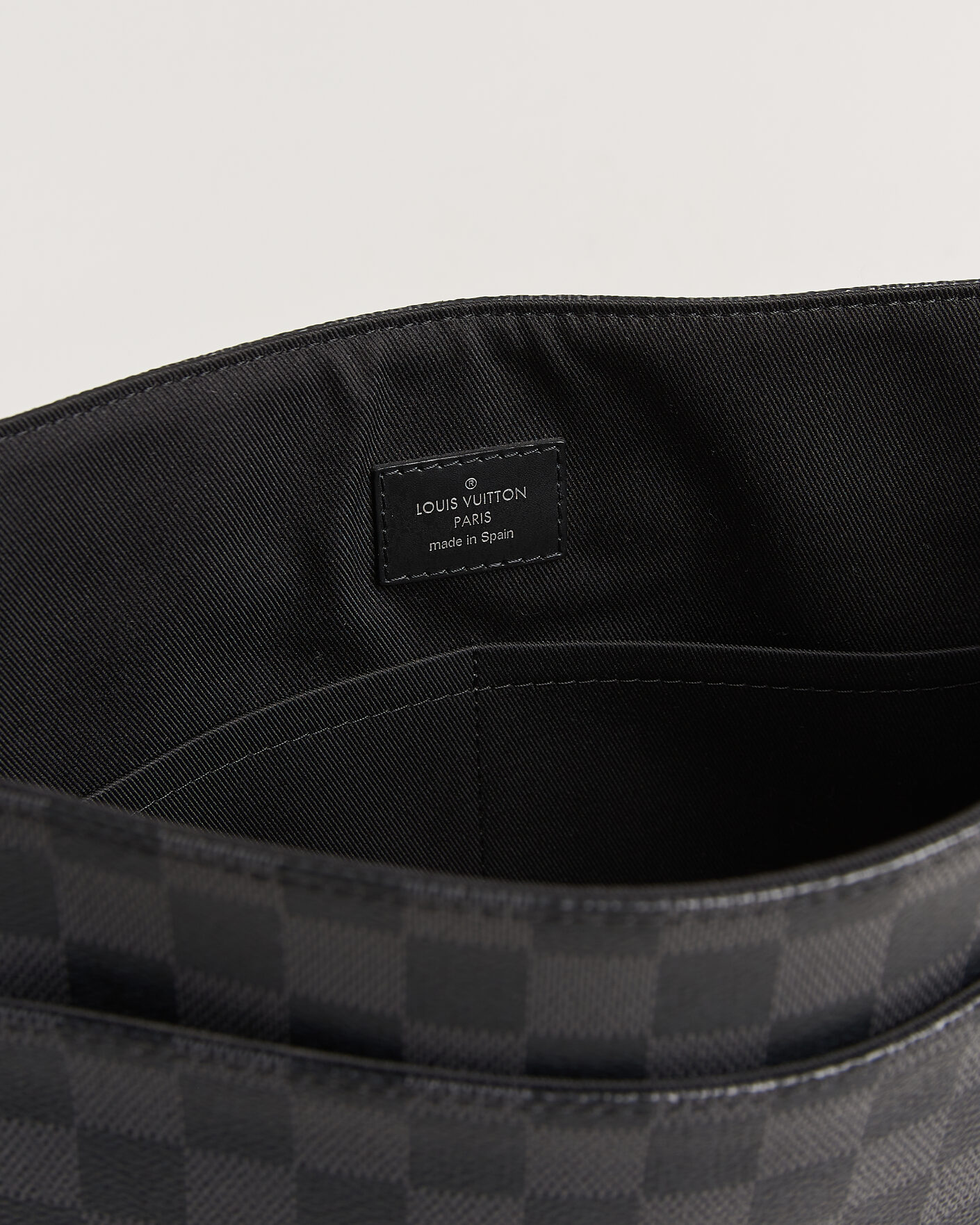 Herr | Pre-Owned & Vintage Bags | Louis Vuitton Pre-Owned | Louis Vuitton District Messenger Bag MM Damier Graphite